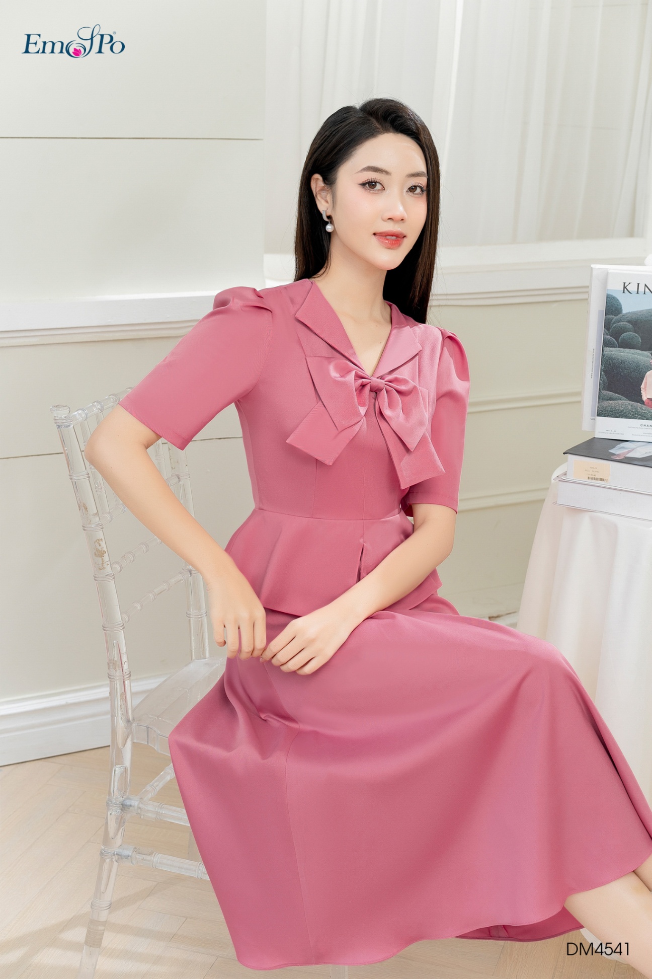 Đầm peplum dáng xòe, cổ bẻ V đinh nơ