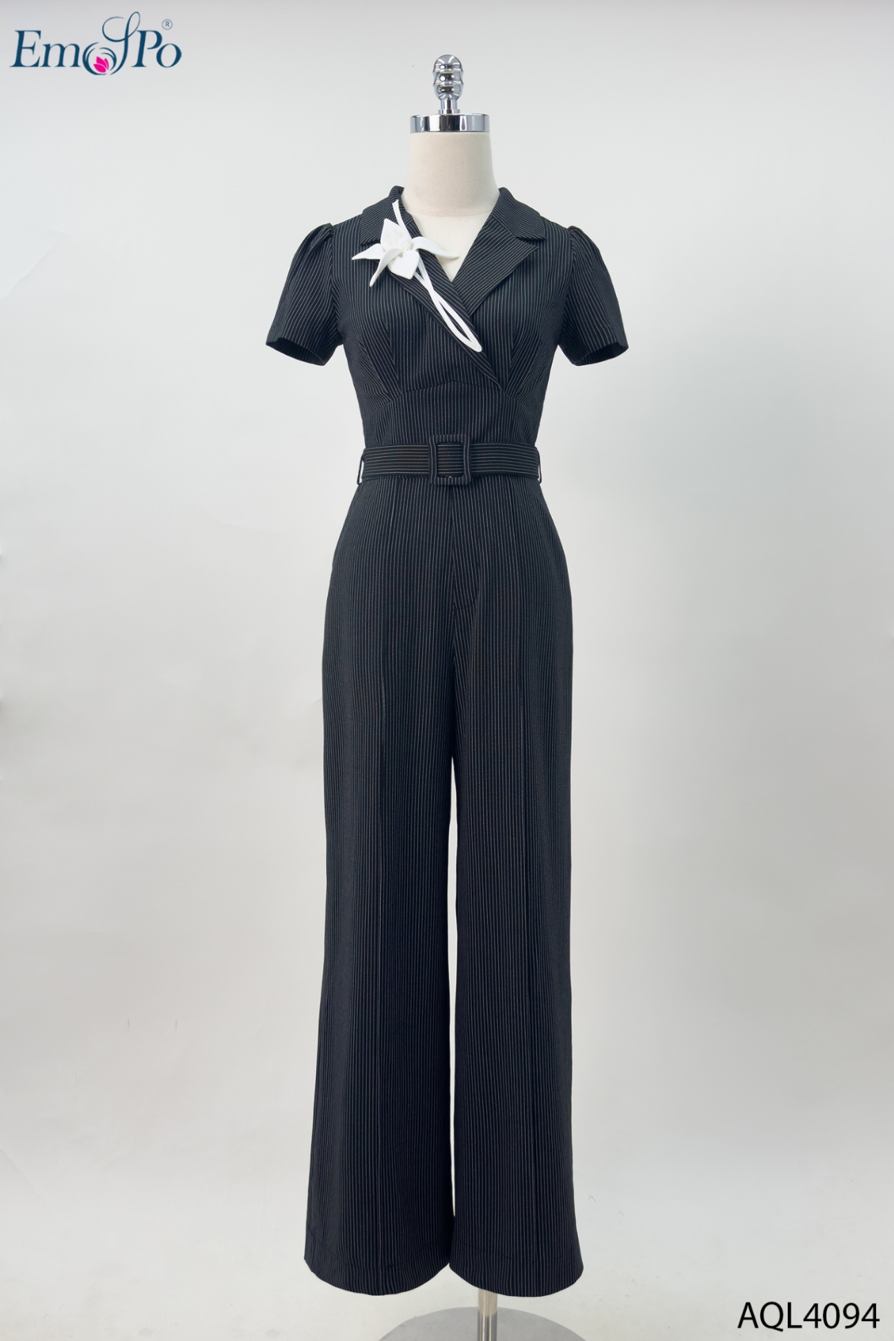 Jumpsuit cổ bẻ ve đính hoa, can eo, đai rời