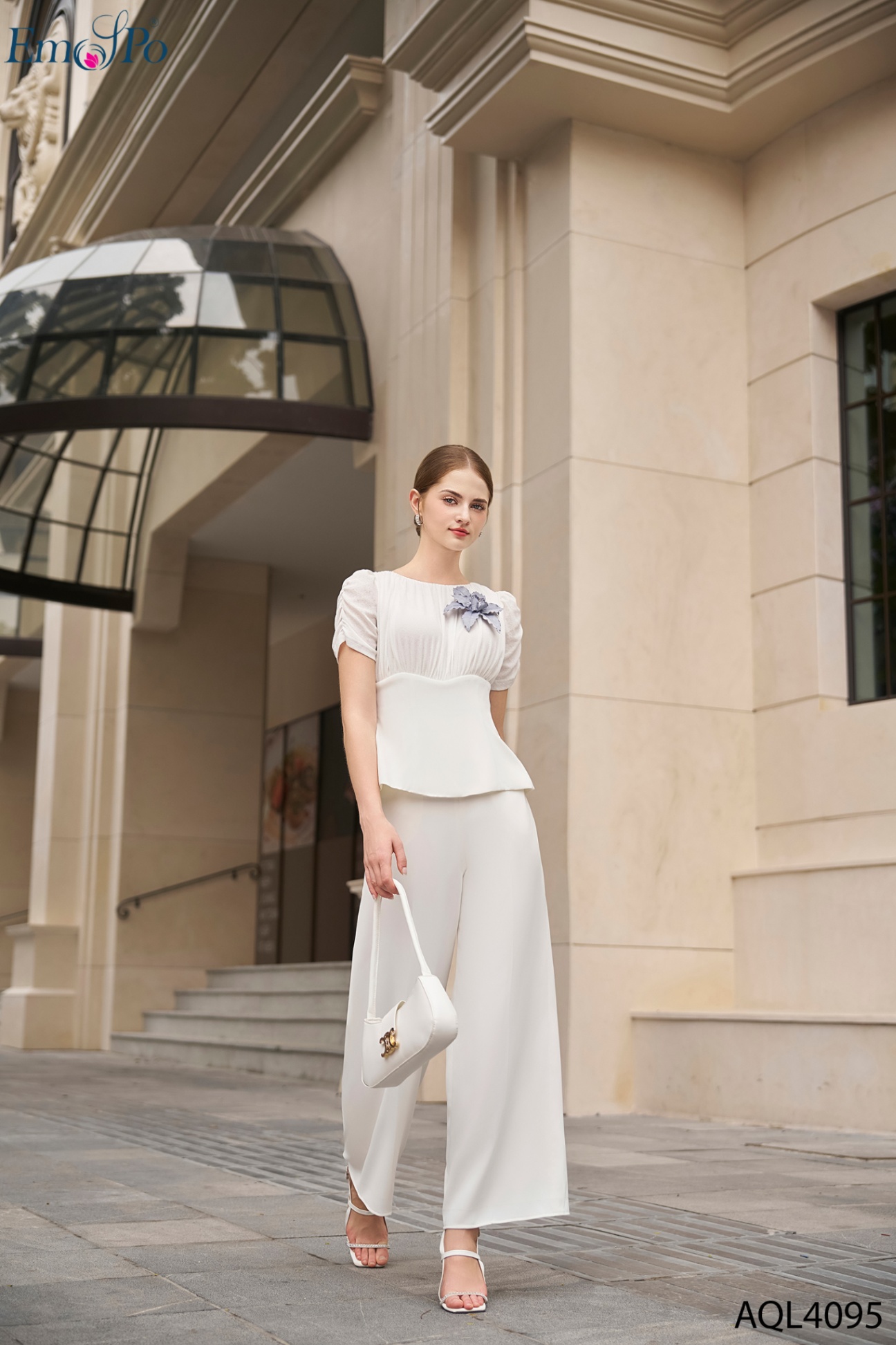 Jumpsuit dáng peplum, hoa cài rời