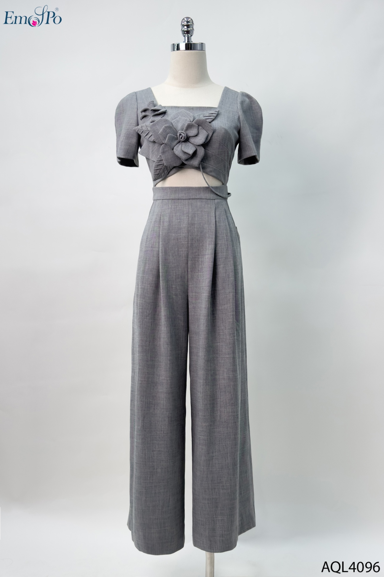 Jumpsuit cổ vuông, trang trí đính hoa, khoét bụng