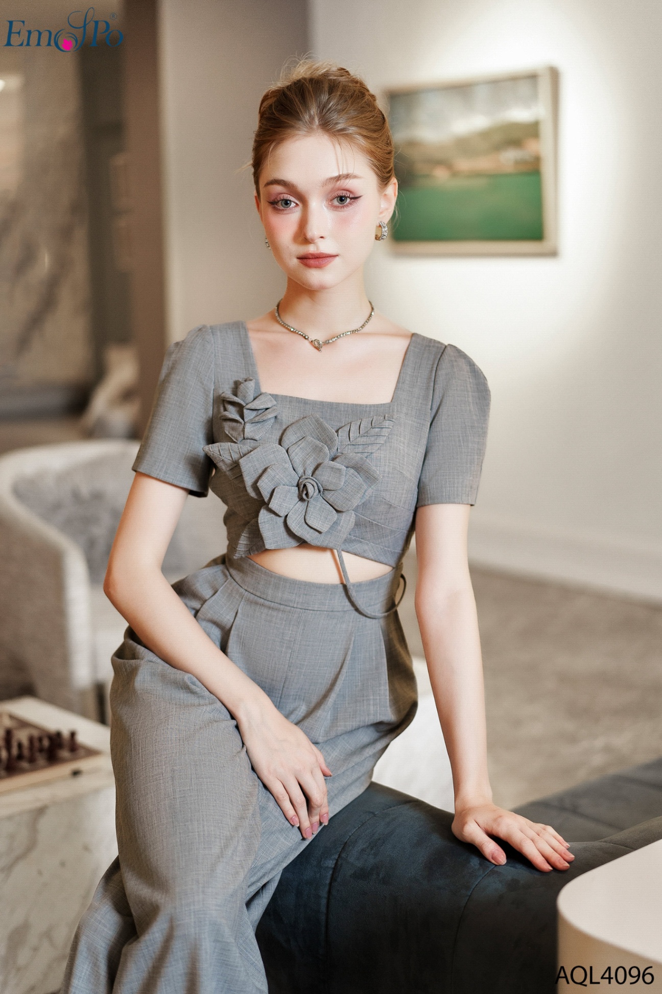 Jumpsuit cổ vuông, trang trí đính hoa, khoét bụng