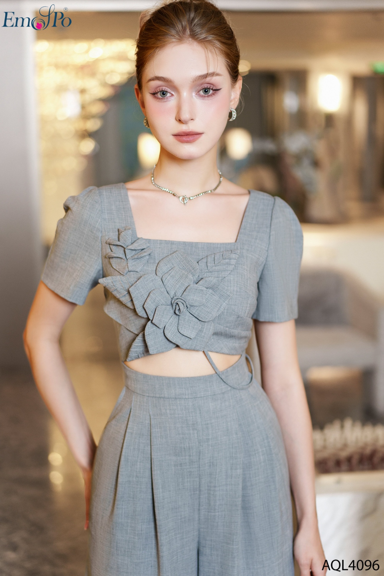 Jumpsuit cổ vuông, trang trí đính hoa, khoét bụng