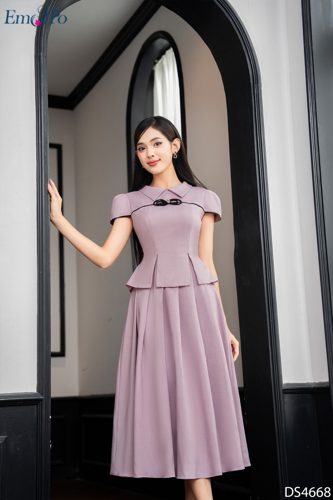 Đầm xòe xếp ly dáng peplum, cổ bẻ V, đính nơ ngực