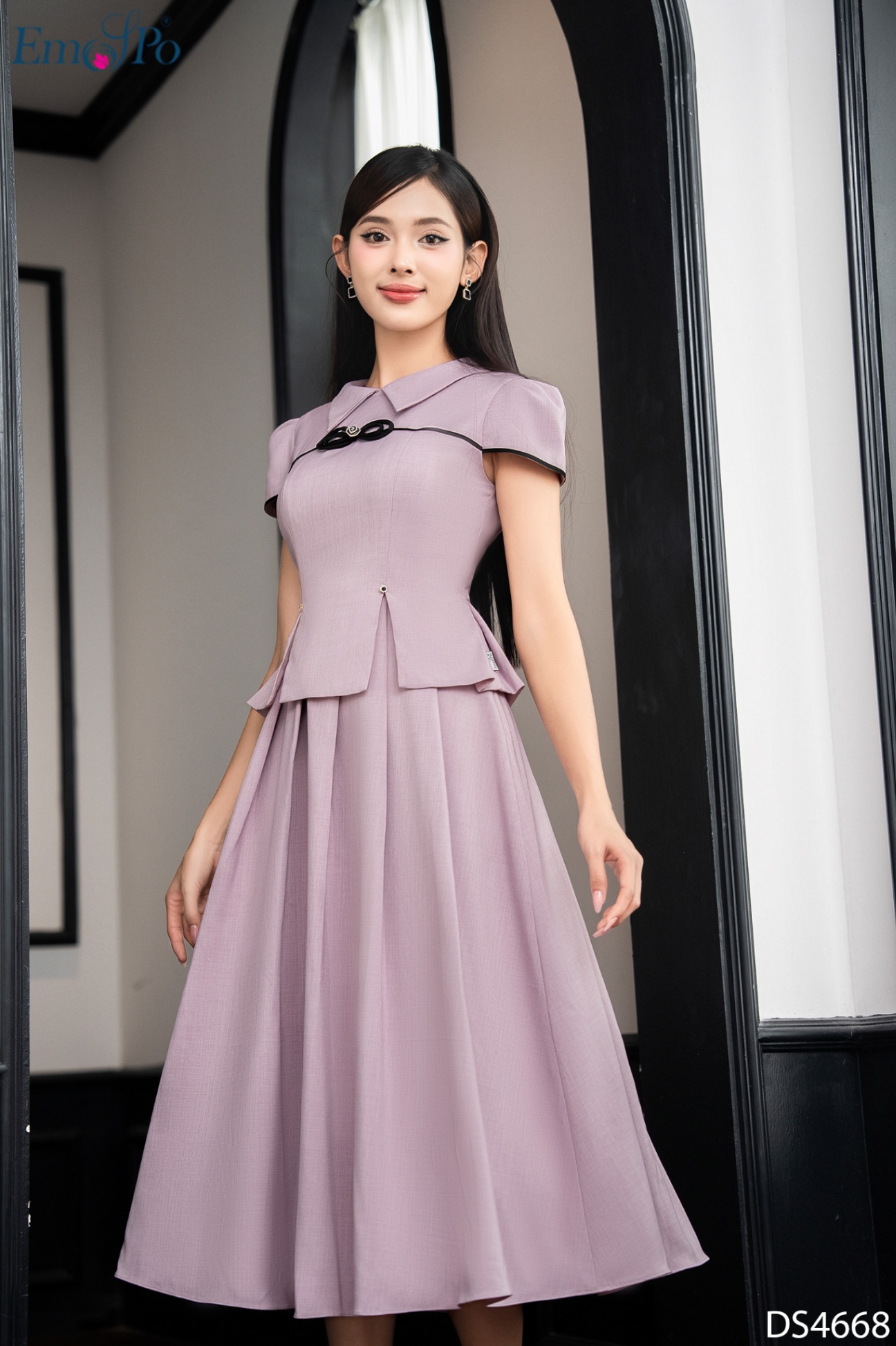 Đầm xòe xếp ly dáng peplum, cổ bẻ V, đính nơ ngực