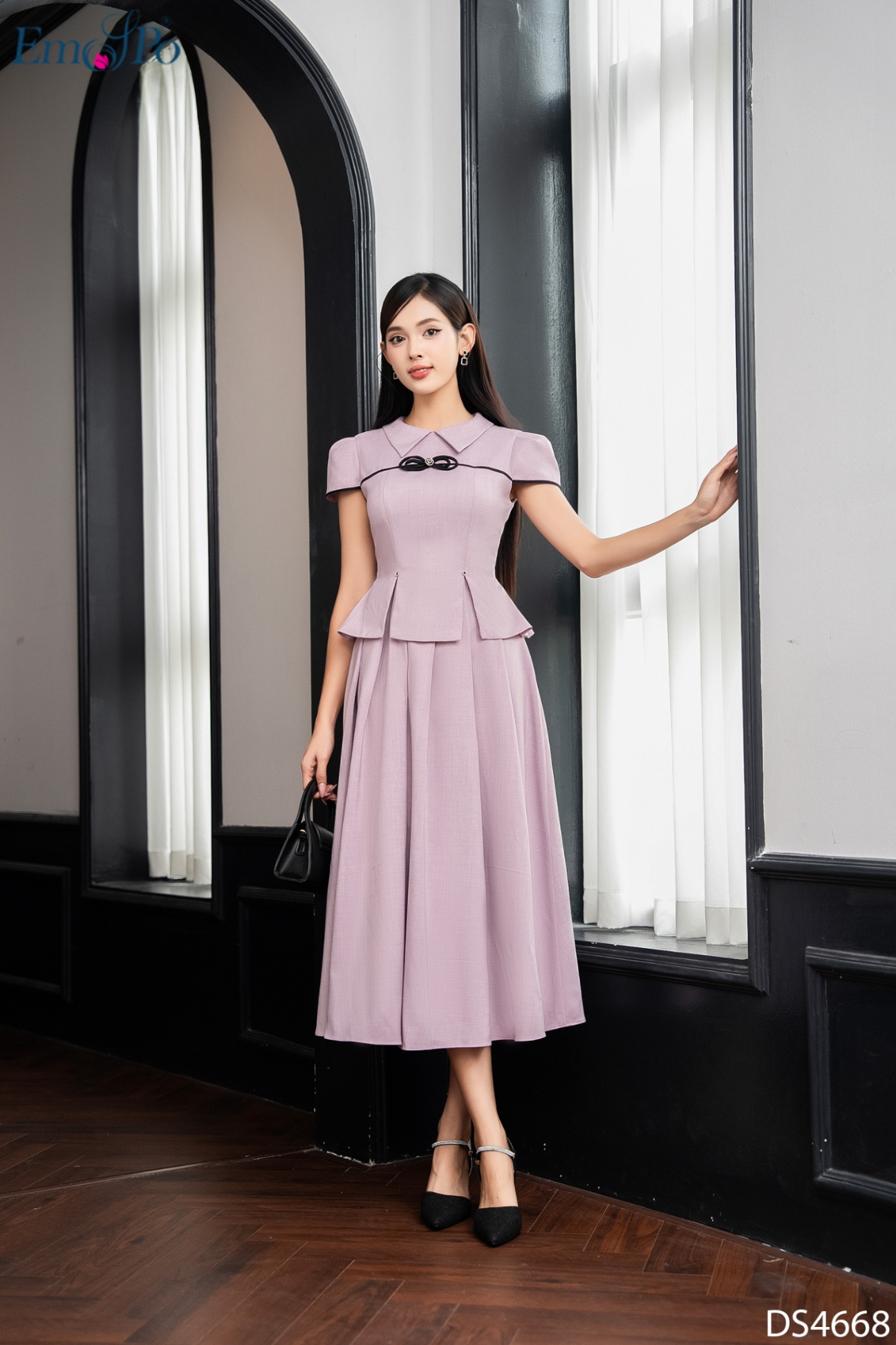 Đầm xòe xếp ly dáng peplum, cổ bẻ V, đính nơ ngực