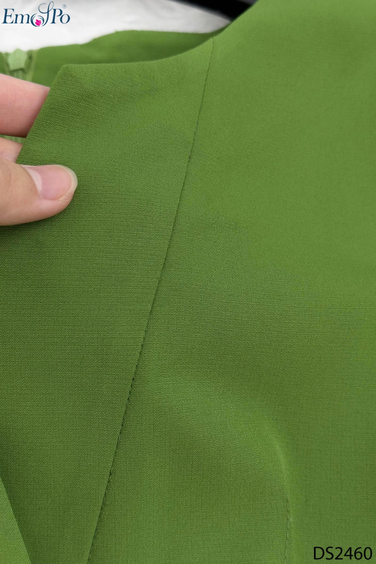 Đầm ôm, cổ tròn V ,thân trướchai tà chéo V , đai dây tết rời