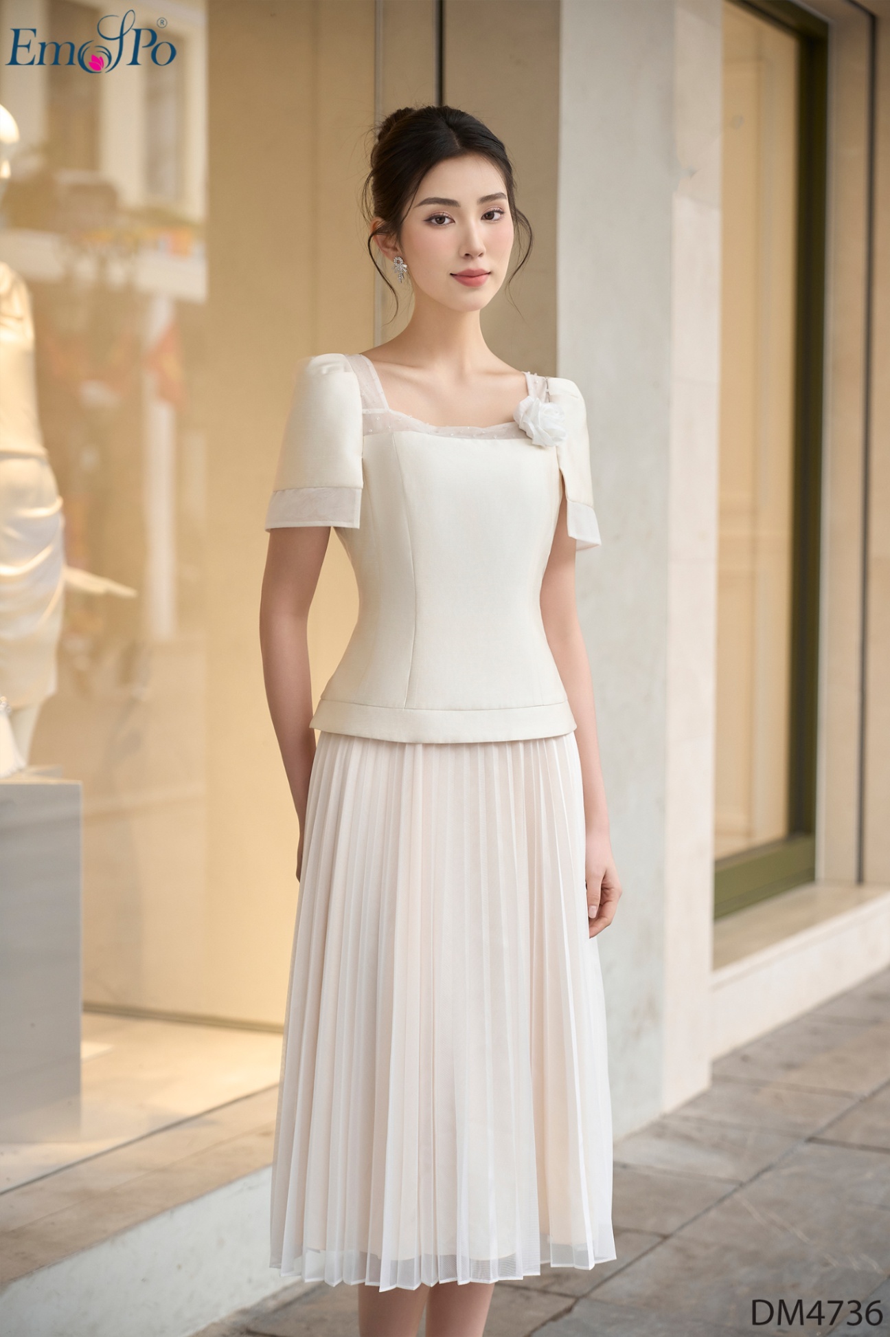 Đầm xòe dập ly phối lưới, cổ vuông đính cườm và hoa