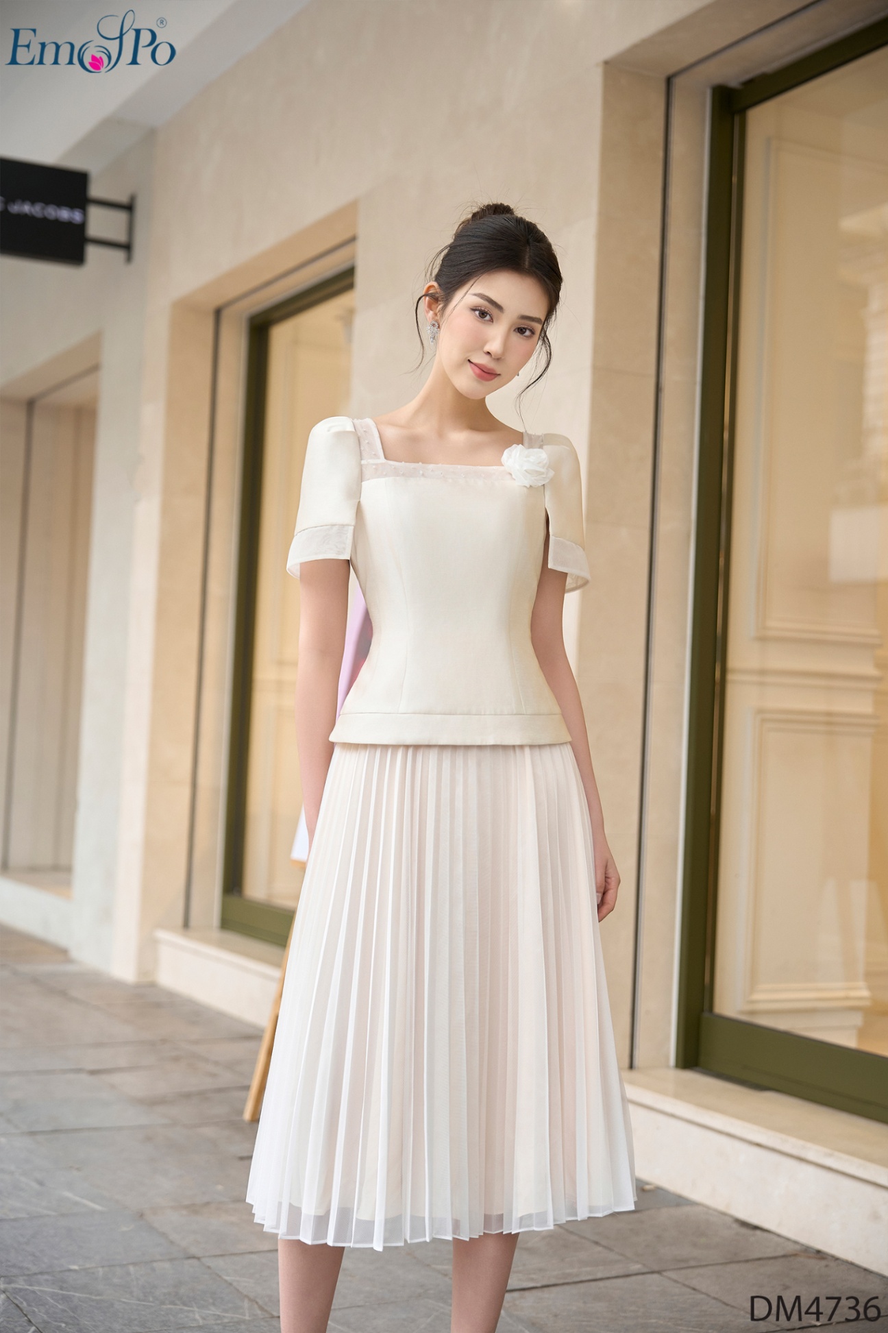 Đầm xòe dập ly phối lưới, cổ vuông đính cườm và hoa