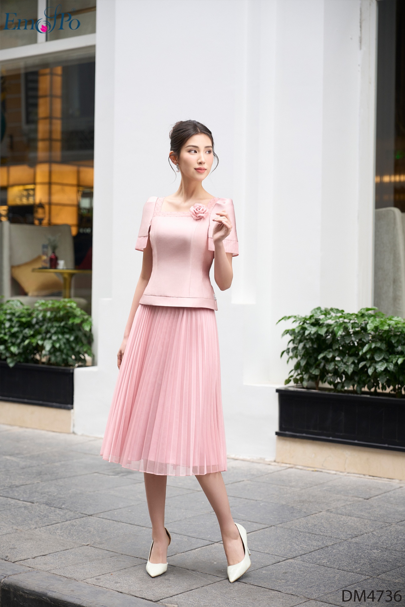 Đầm xòe dập ly phối lưới, cổ vuông đính cườm và hoa