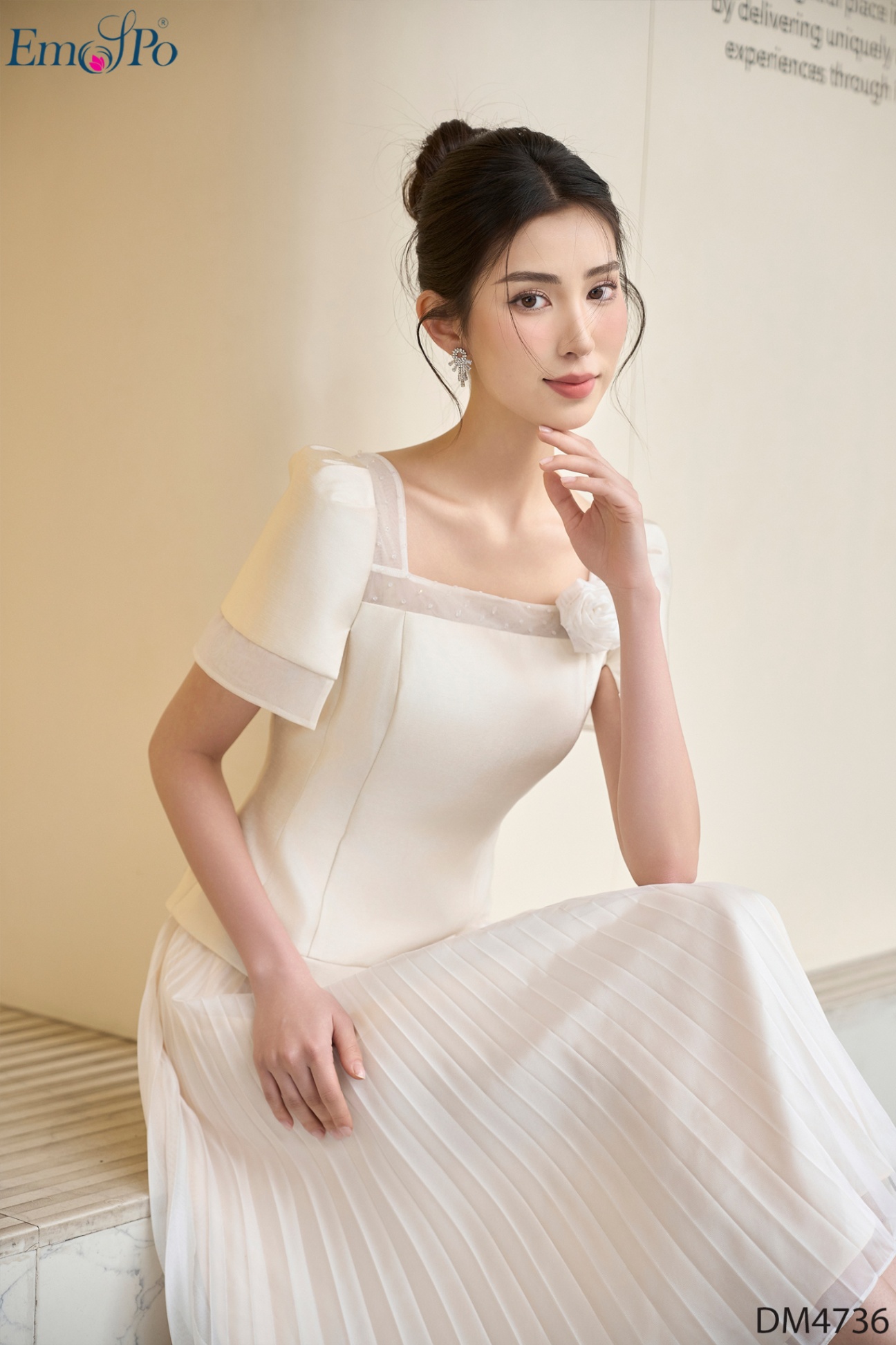 Đầm xòe dập ly phối lưới, cổ vuông đính cườm và hoa