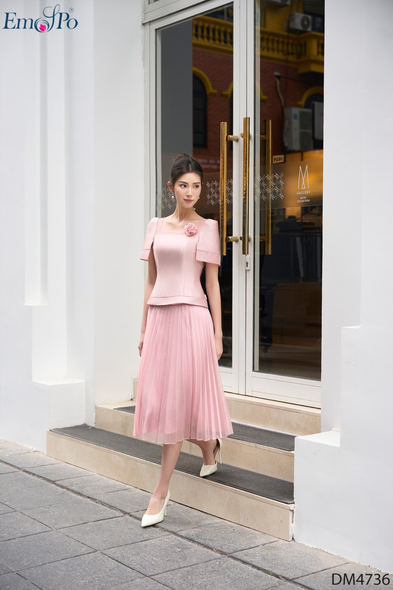 Đầm xòe dập ly phối lưới, cổ vuông đính cườm và hoa