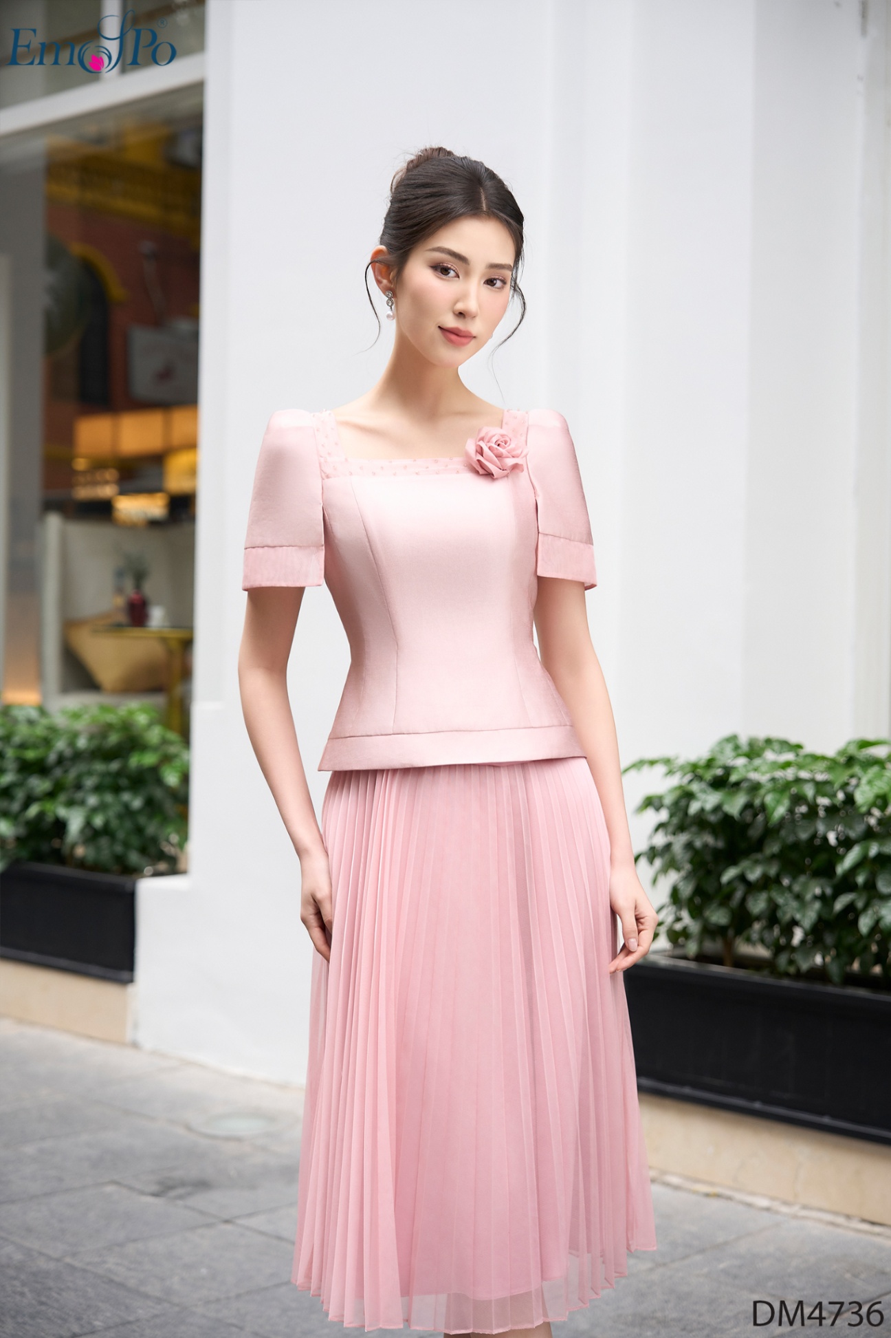 Đầm xòe dập ly phối lưới, cổ vuông đính cườm và hoa