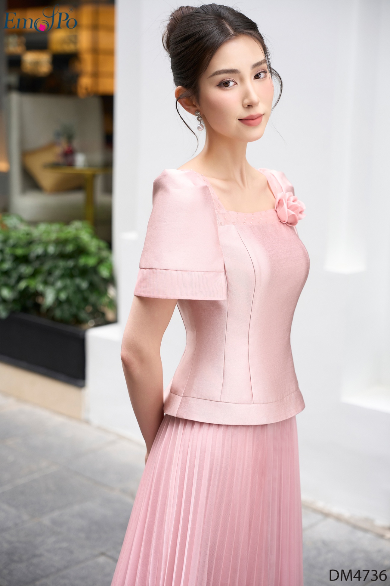 Đầm xòe dập ly phối lưới, cổ vuông đính cườm và hoa