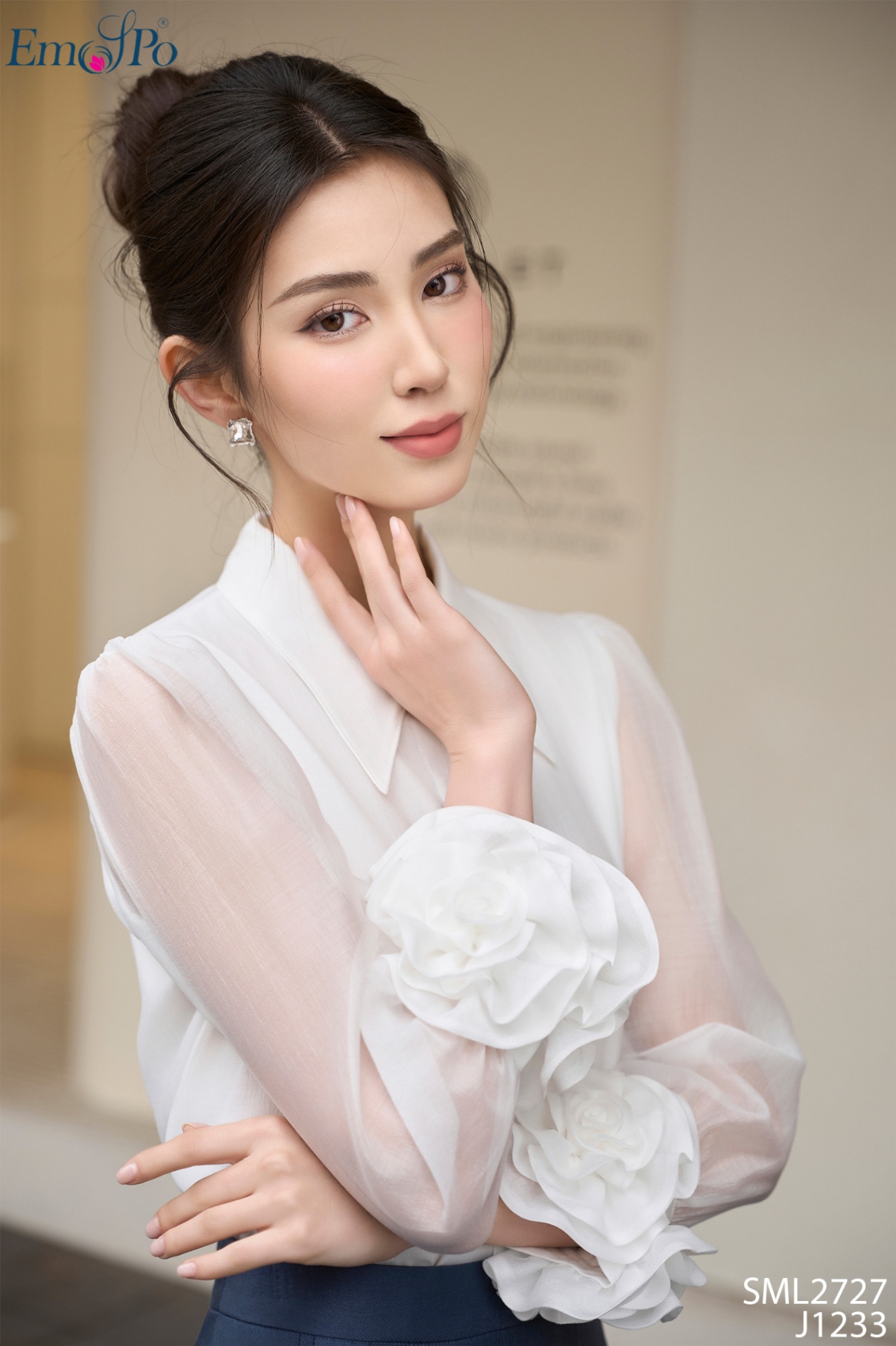 Áo sơ mi tơ cổ đức, cài khuy, cổ tay đính hoa