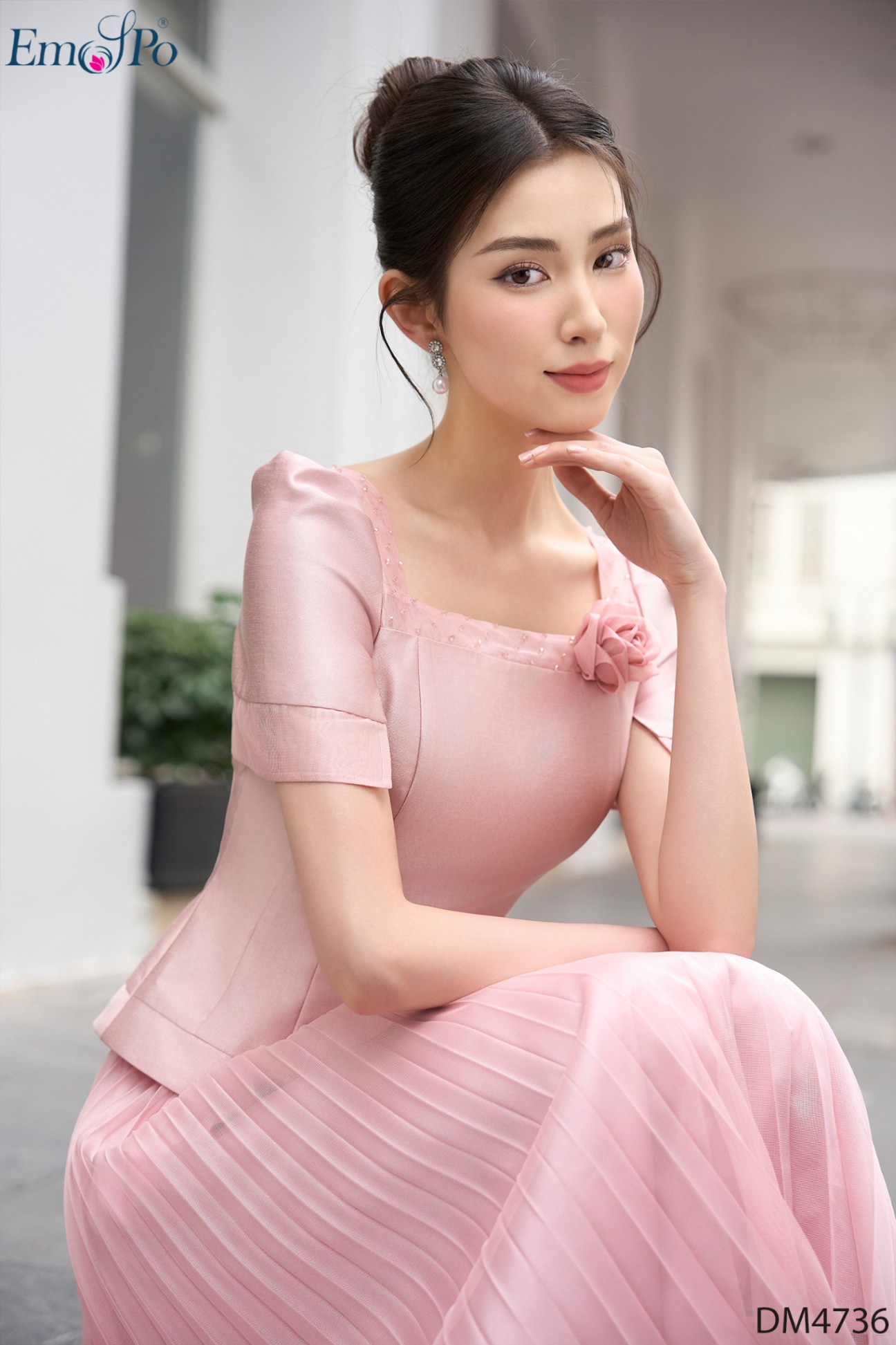 Đầm xòe dập ly phối lưới, cổ vuông đính cườm và hoa