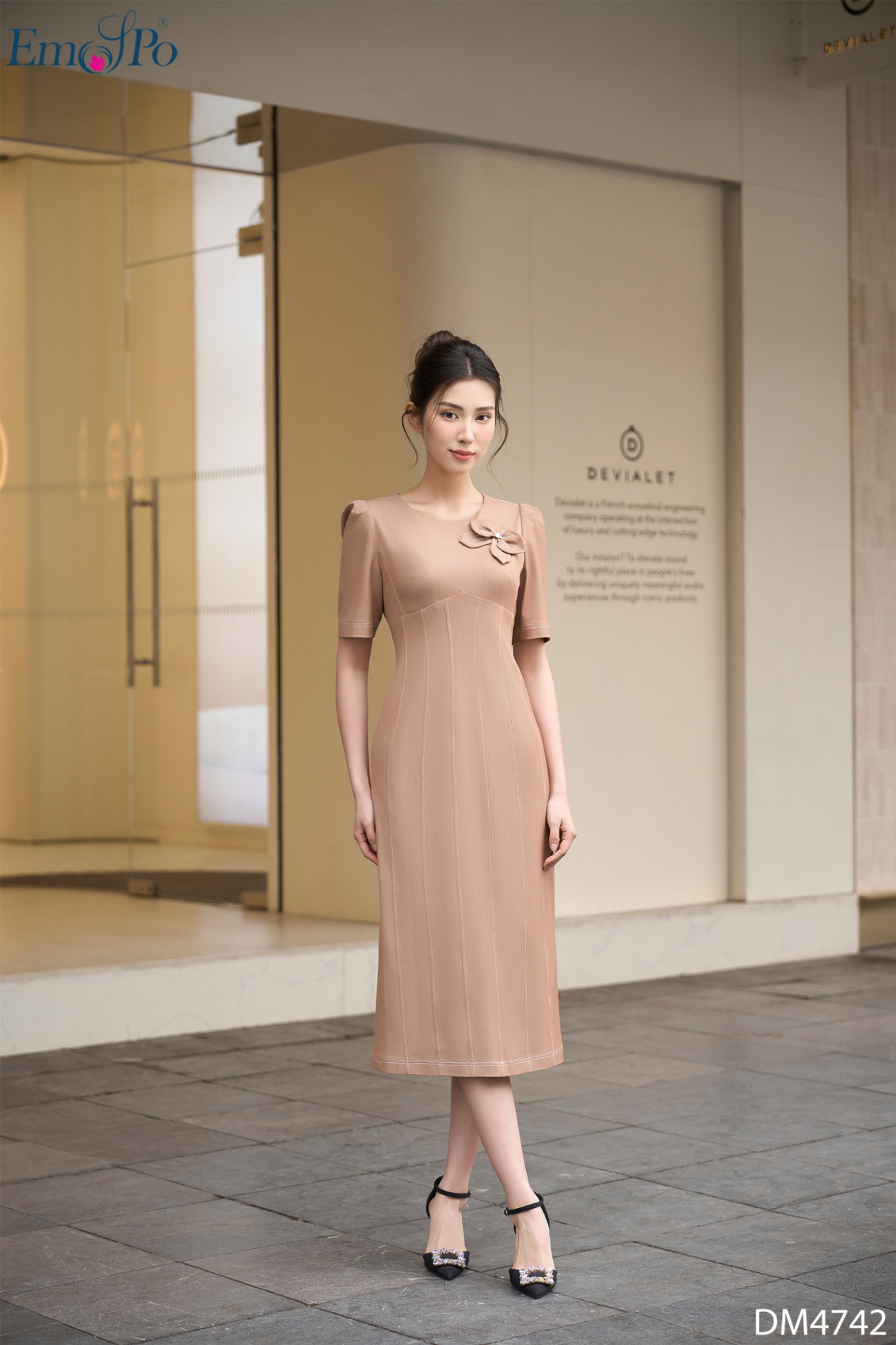 Đầm ôm, trang trí viền chỉ trắng, tay bồng, đính hoa ngực