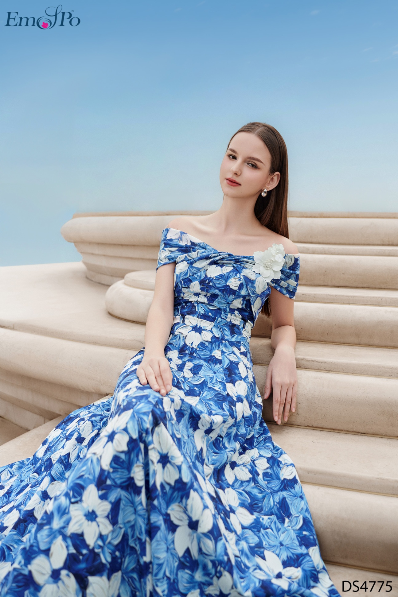 Đầm 2 dây hoa xòe, trễ vai xoắn nơ, hoa cài rời