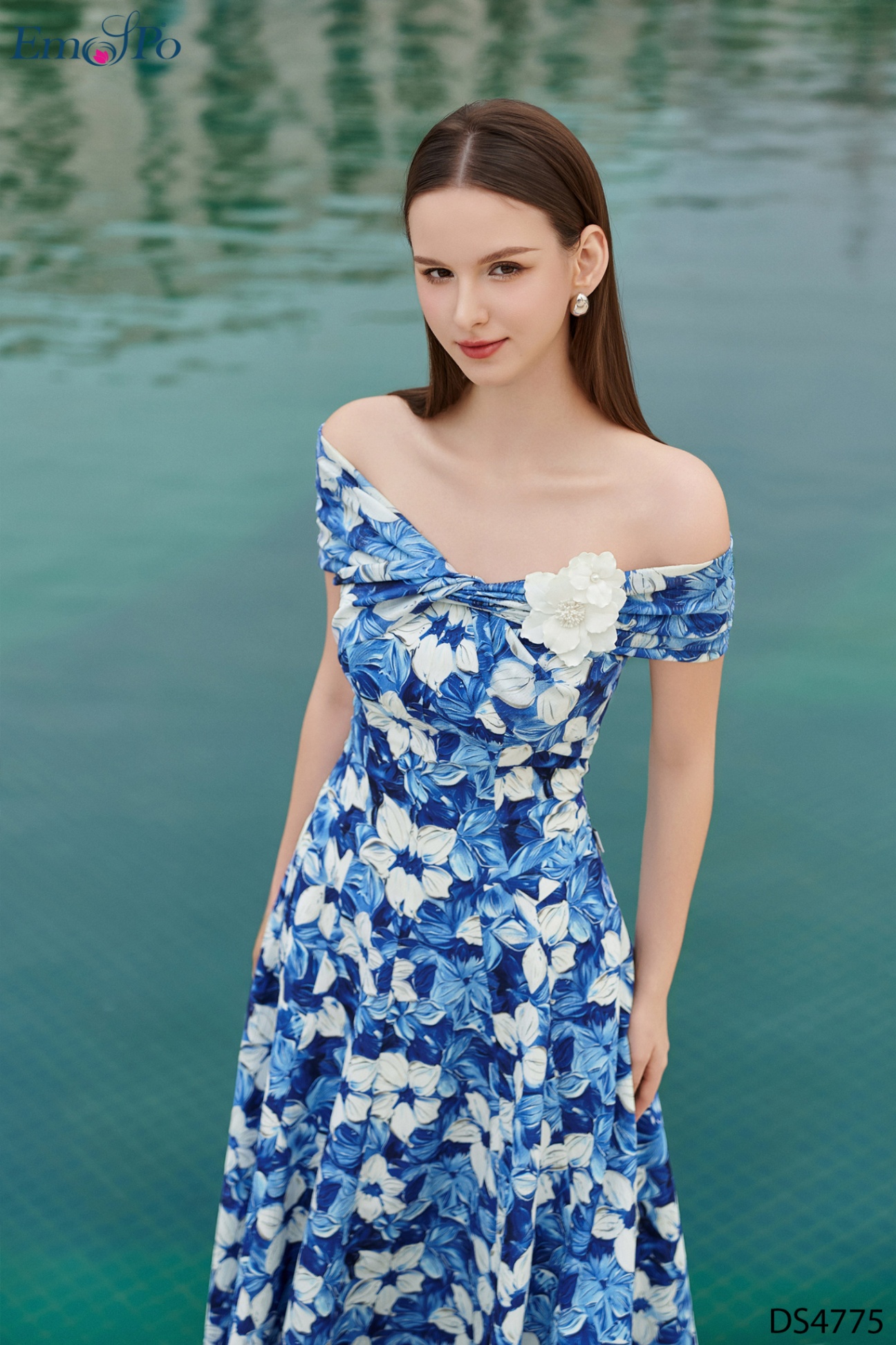 Đầm 2 dây hoa xòe, trễ vai xoắn nơ, hoa cài rời