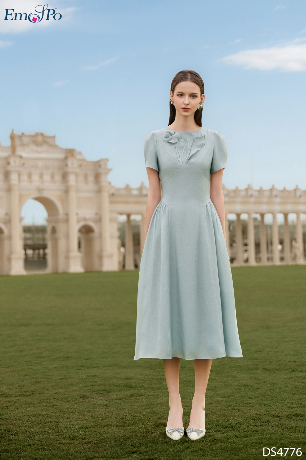 Đầm tơ xòe, can eo cao, ngực đính hoa bèo