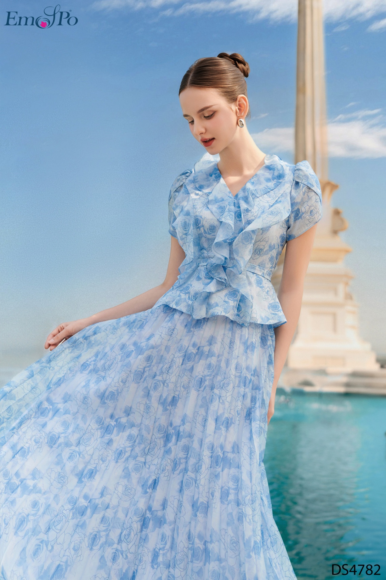 Đầm xòe dáng peplum, dập ly, cổ tim bèo rủ, đai rời