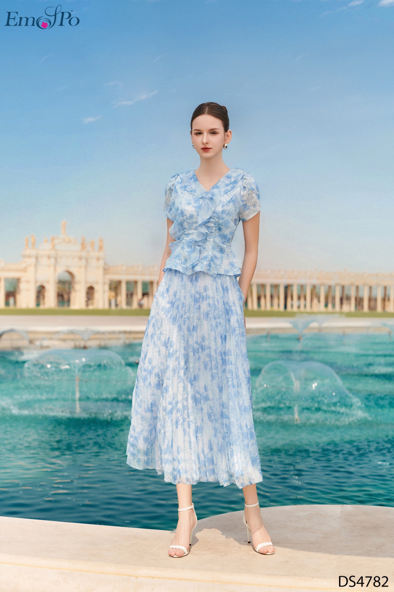 Đầm xòe dáng peplum, dập ly, cổ tim bèo rủ, đai rời