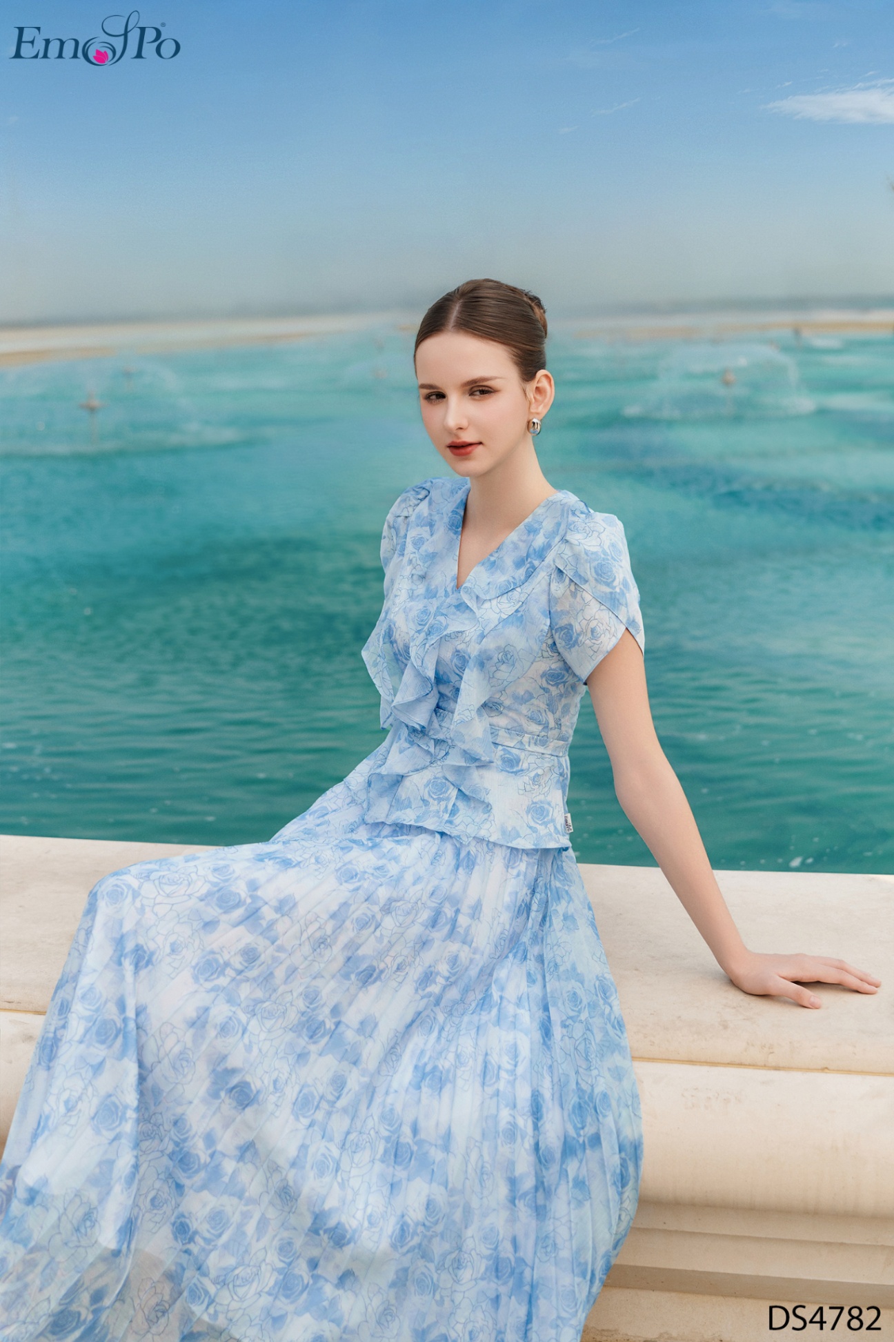 Đầm xòe dáng peplum, dập ly, cổ tim bèo rủ, đai rời