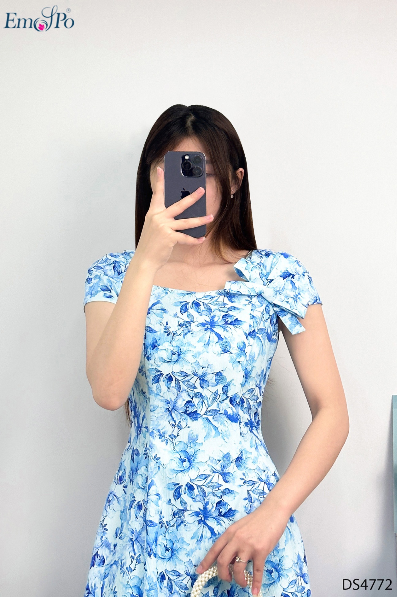 Đầm hoa xòe, cổ vuông đính nơ, vai chờm xếp ly