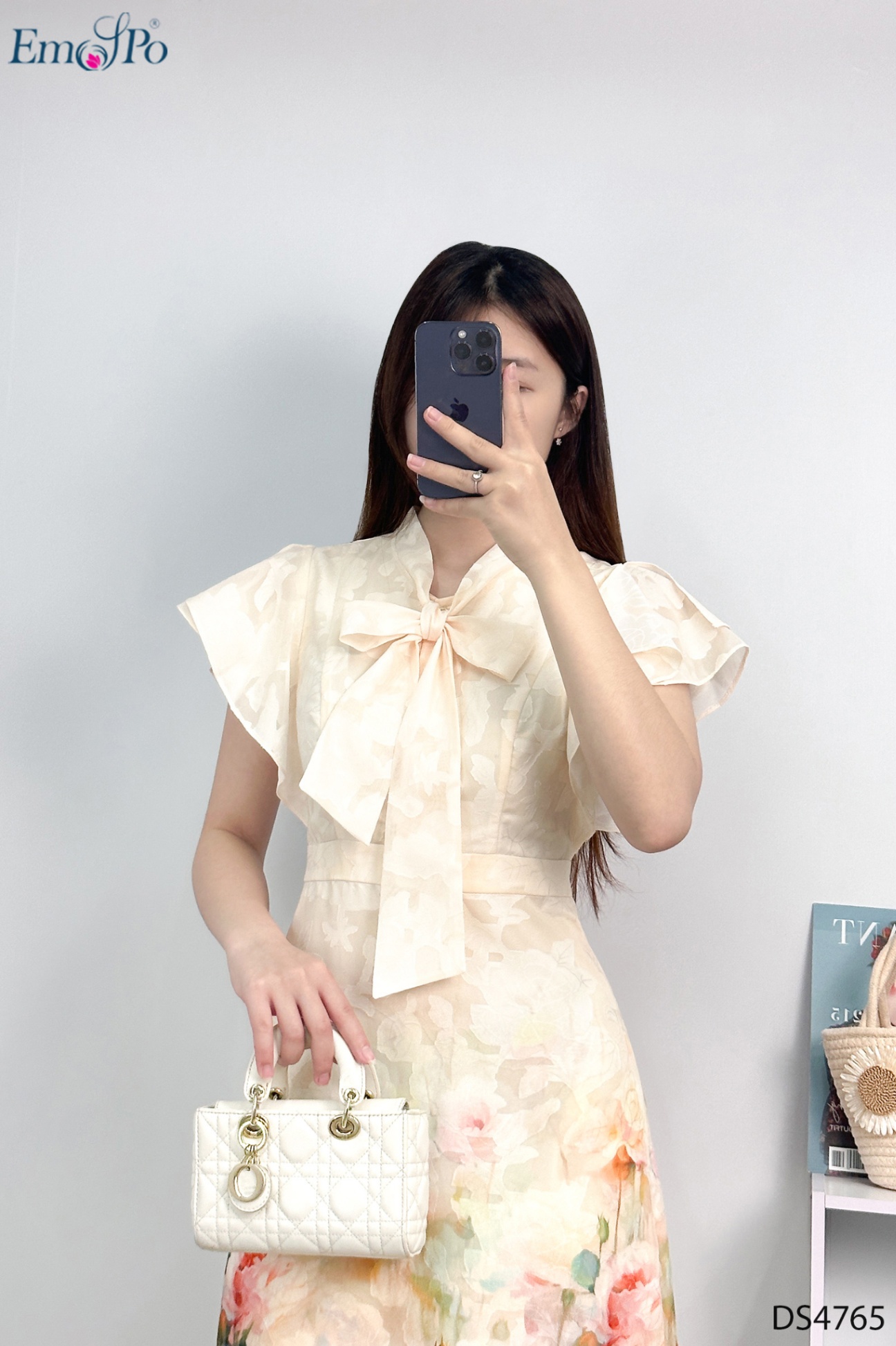 Đầm hoa dáng A, tay cánh tiên, cổ cài khuy thắt nơ