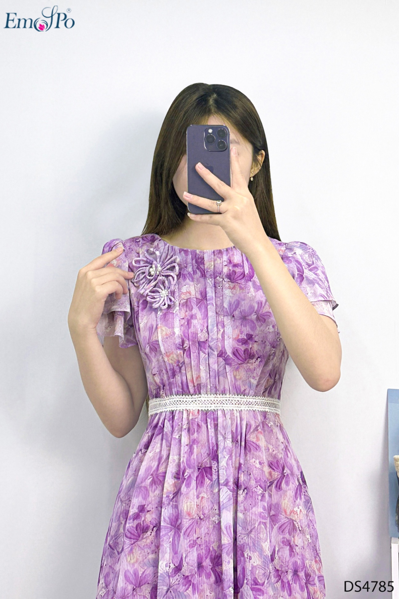 Đầm xòe, cổ tròn, ngực nhún ly đính hoa, tay cánh tiên