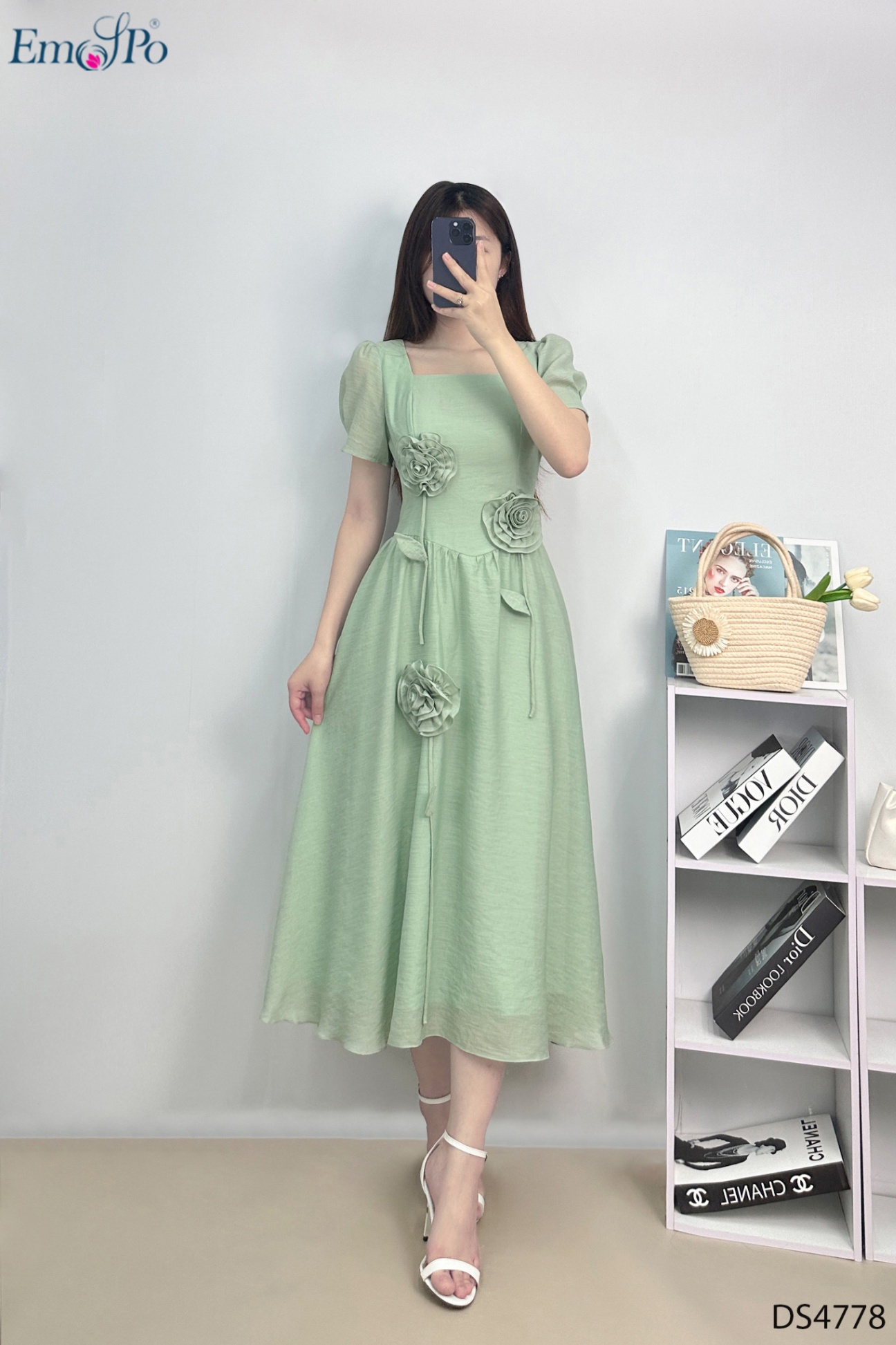 Đầm xòe, cổ vuông, thân đính nhành hoa