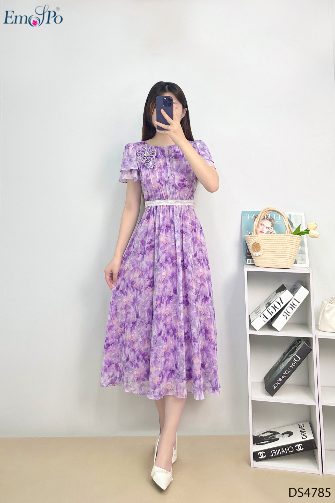 Đầm xòe, cổ tròn, ngực nhún ly đính hoa, tay cánh tiên