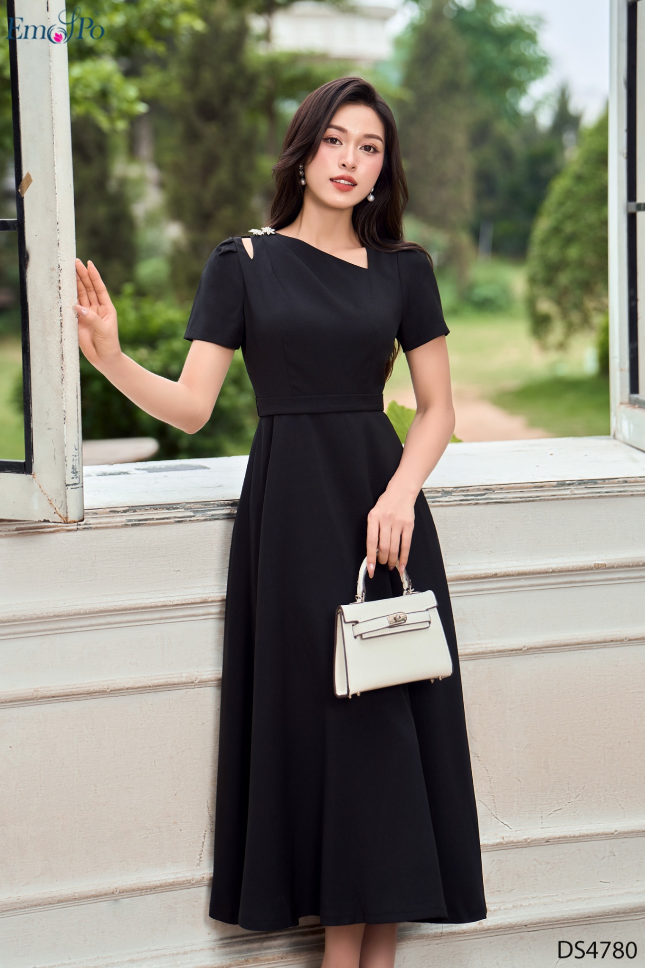 Đầm xòe, cổ tim chéo lệch, khoét vai 1 bên đính đá, đai rời