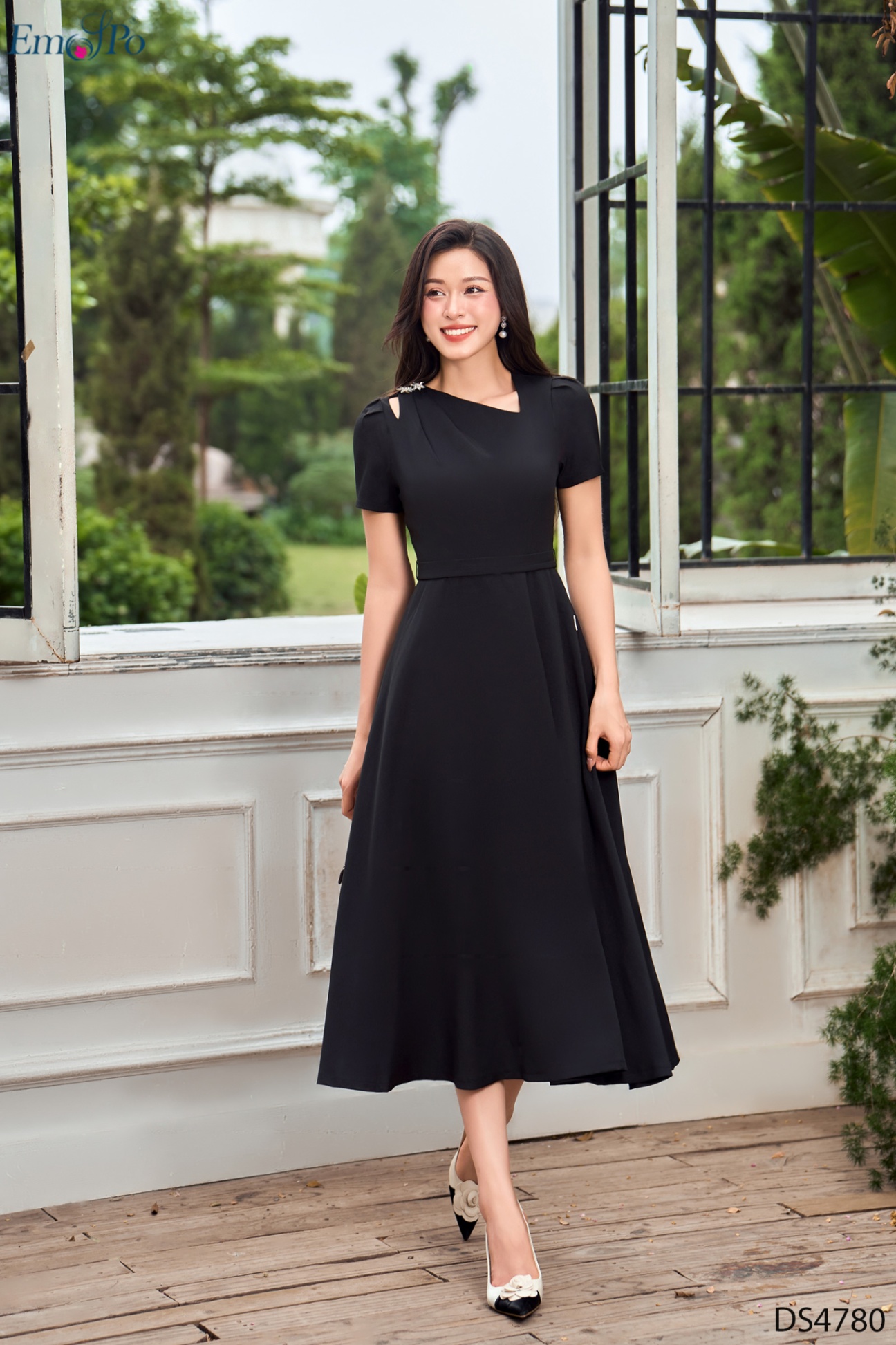 Đầm xòe, cổ tim chéo lệch, khoét vai 1 bên đính đá, đai rời