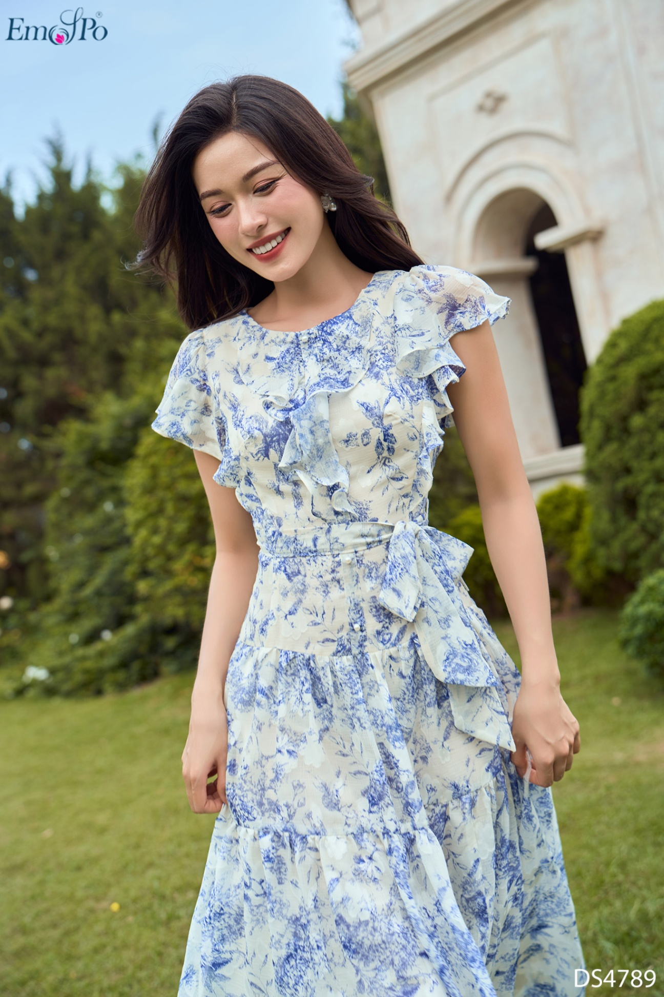 Đầm xòe tầng, bèo cổ đính hàng cúc, tay cánh tiên, đai rời
