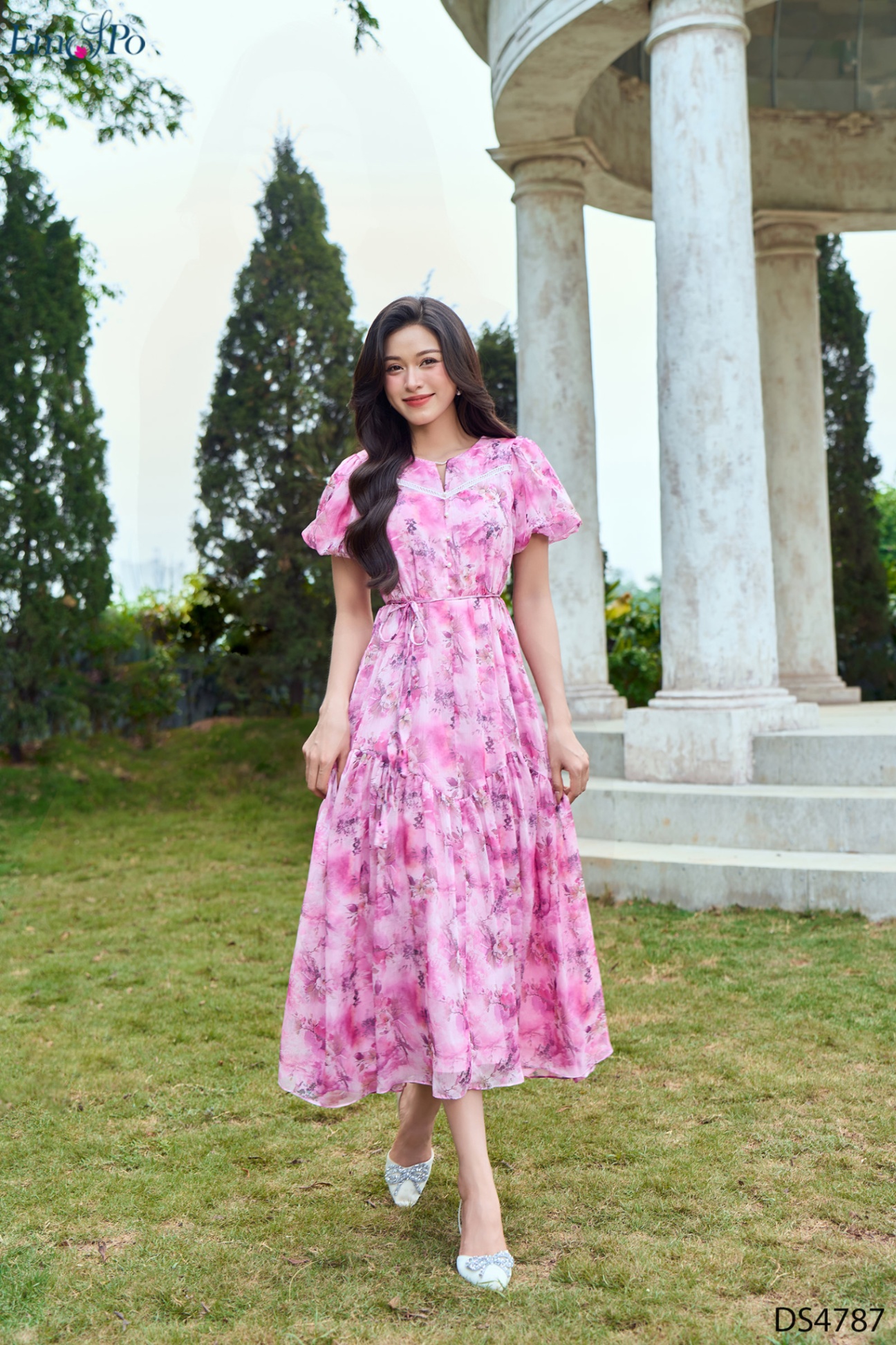 Đầm xòe, cổ tròn khoét V, trang trí ren, đính hàng cúc, dây đai rời