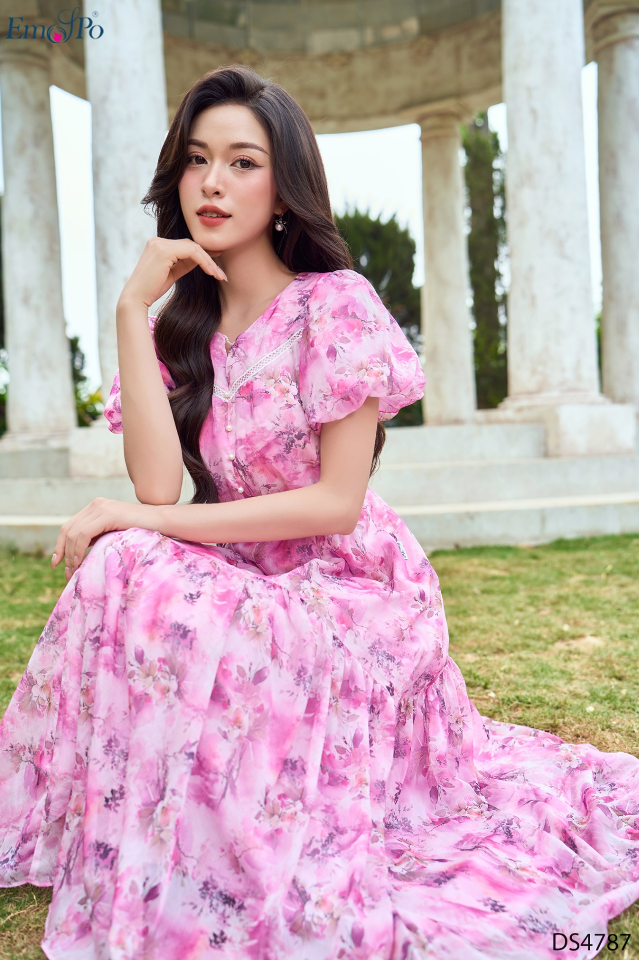 Đầm xòe, cổ tròn khoét V, trang trí ren, đính hàng cúc, dây đai rời