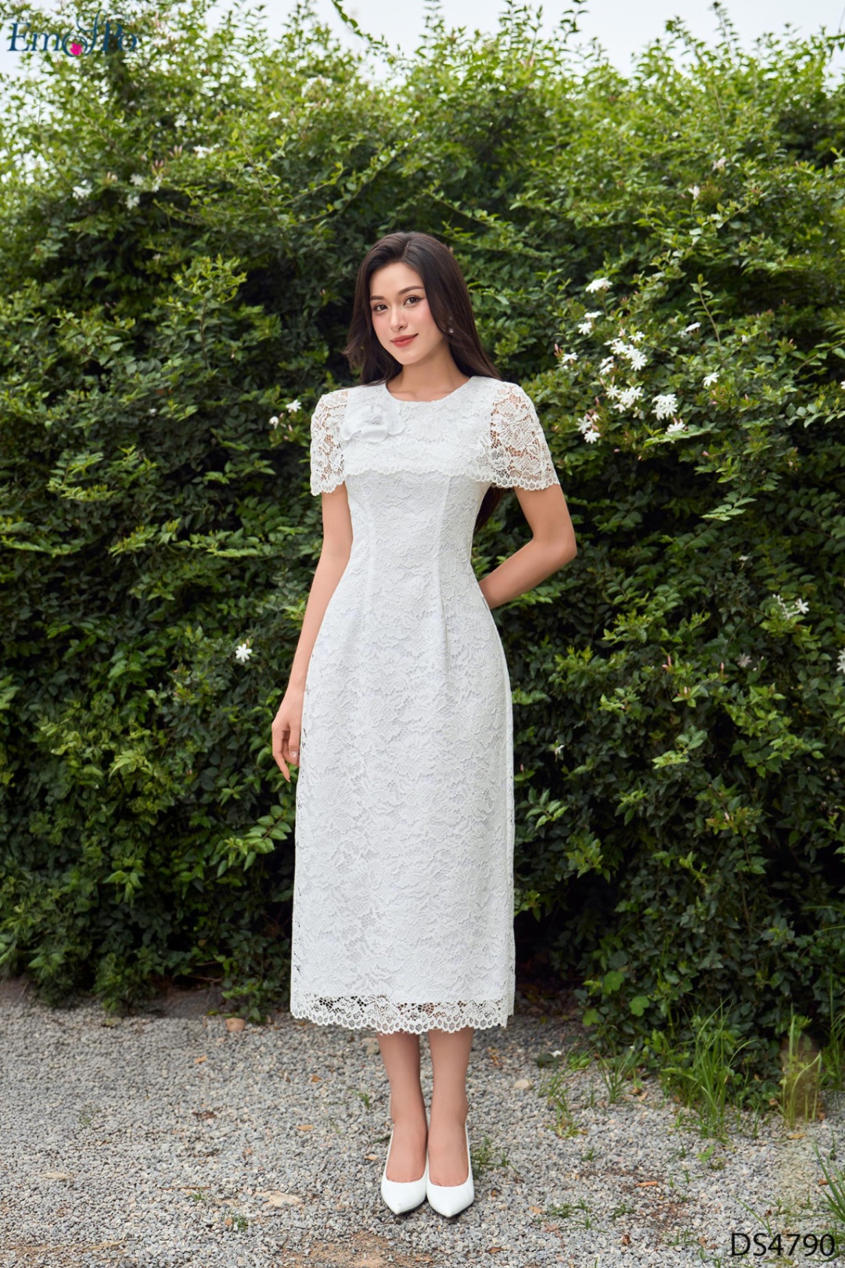 Đầm ren ôm, cổ tròn, choàng cổ đính hoa