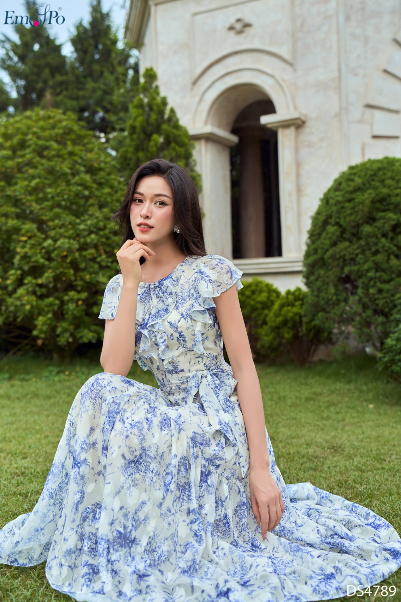 Đầm xòe tầng, bèo cổ đính hàng cúc, tay cánh tiên, đai rời