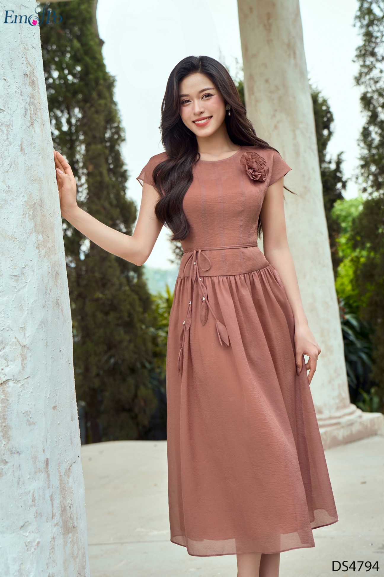 Đầm xòe 2 dây, vai chờm đính hoa, dây hoa eo rời