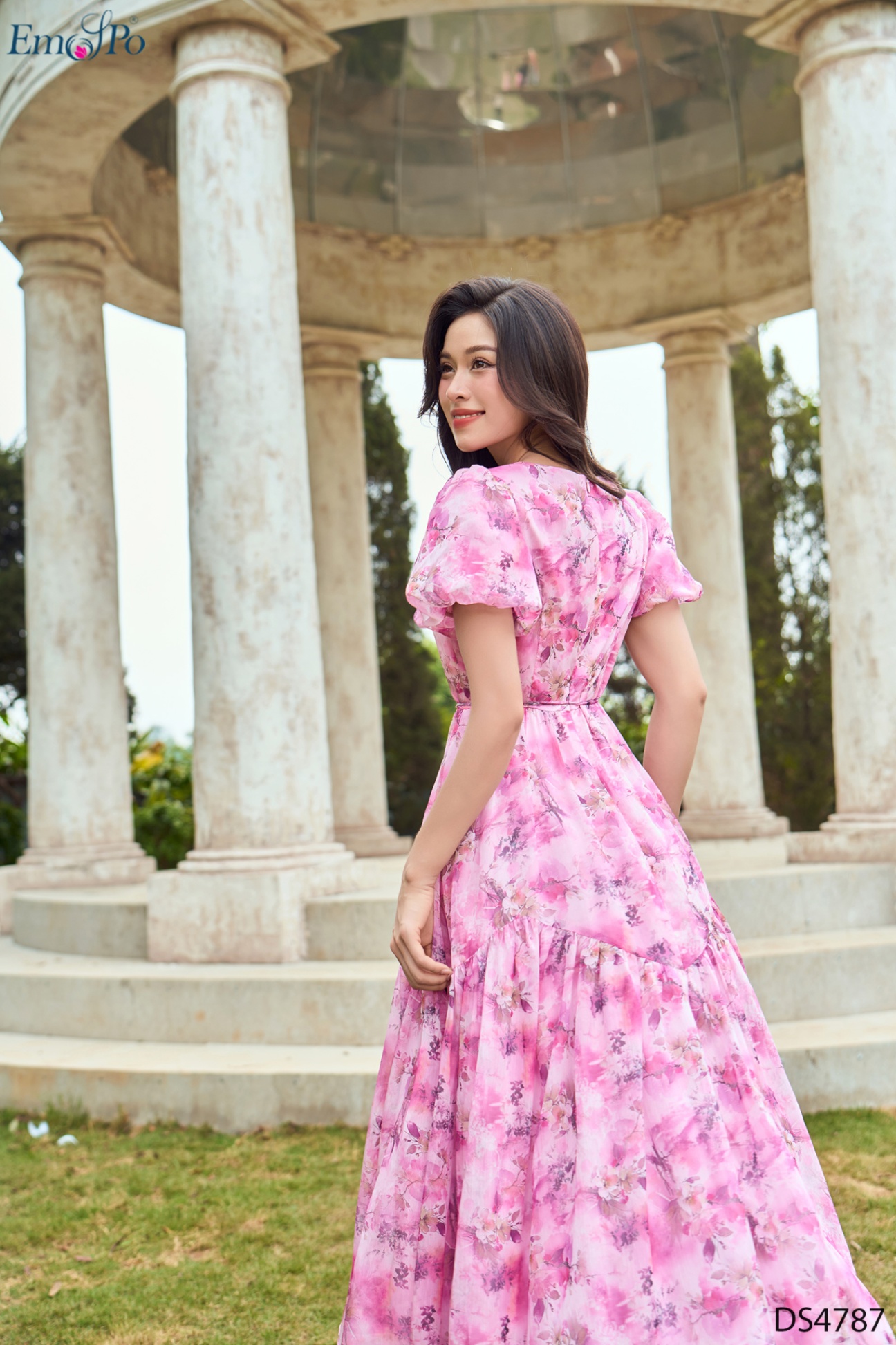 Đầm xòe, cổ tròn khoét V, trang trí ren, đính hàng cúc, dây đai rời
