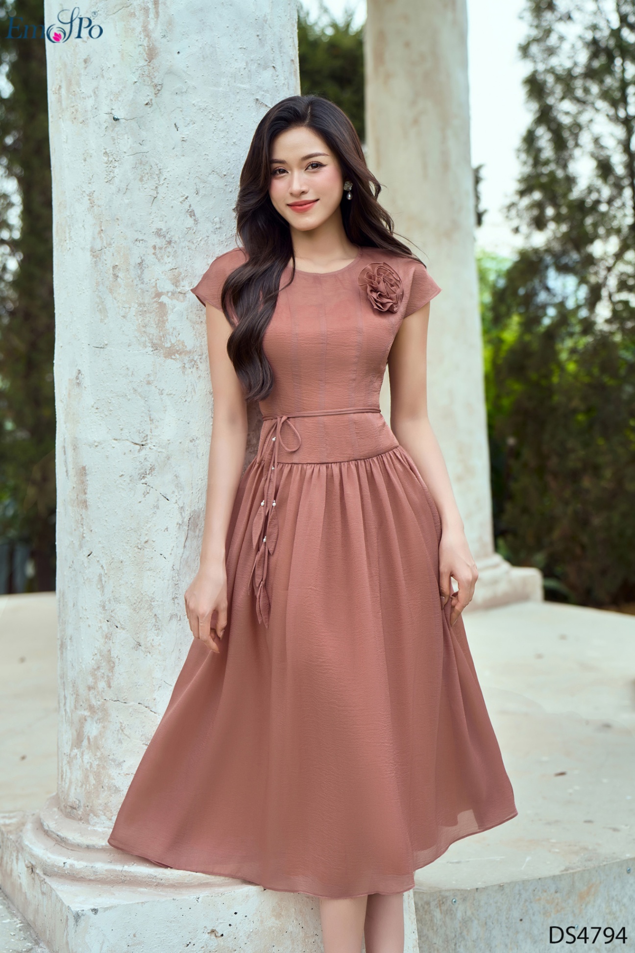 Đầm xòe 2 dây, vai chờm đính hoa, dây hoa eo rời
