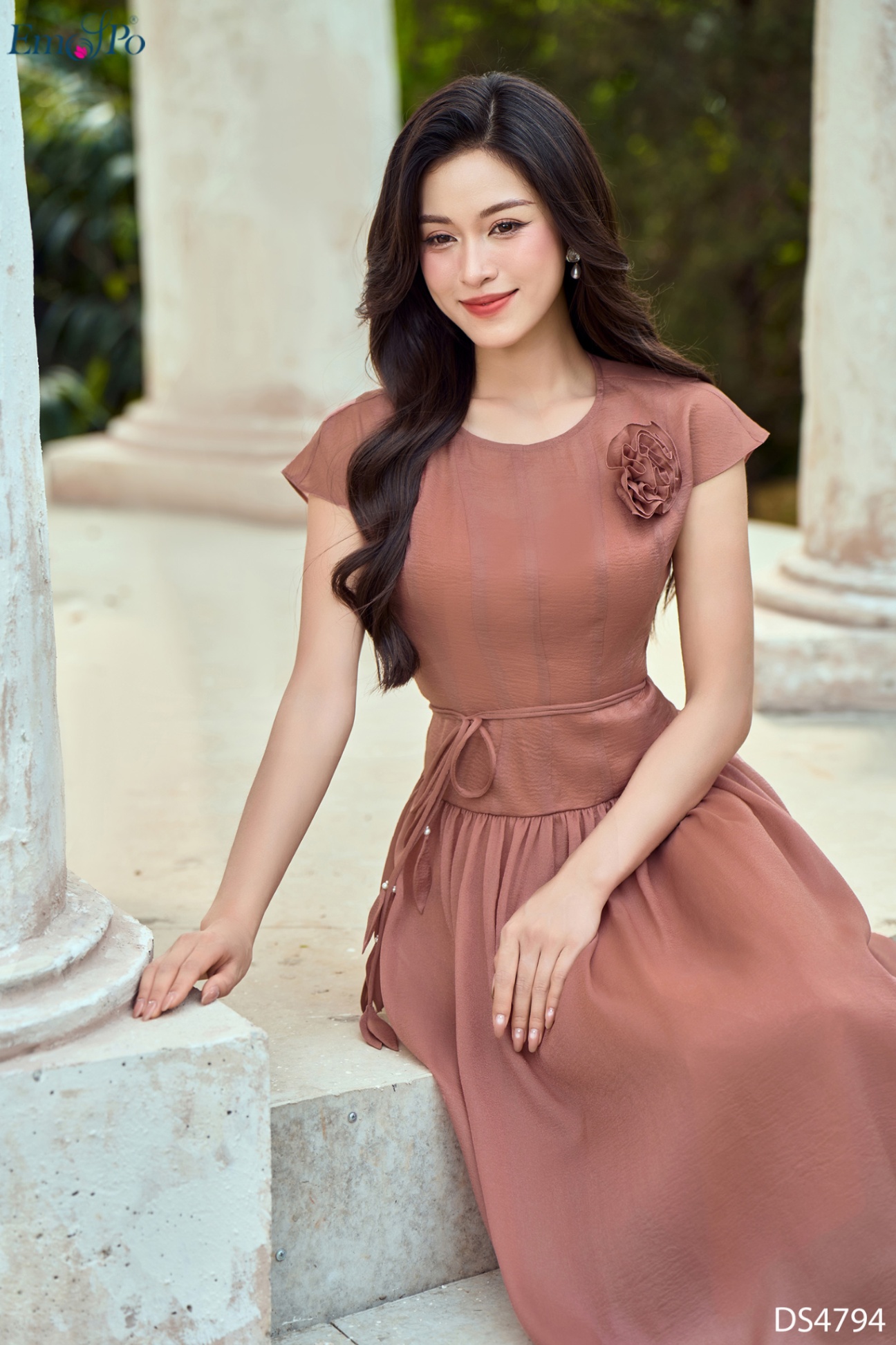 Đầm xòe 2 dây, vai chờm đính hoa, dây hoa eo rời