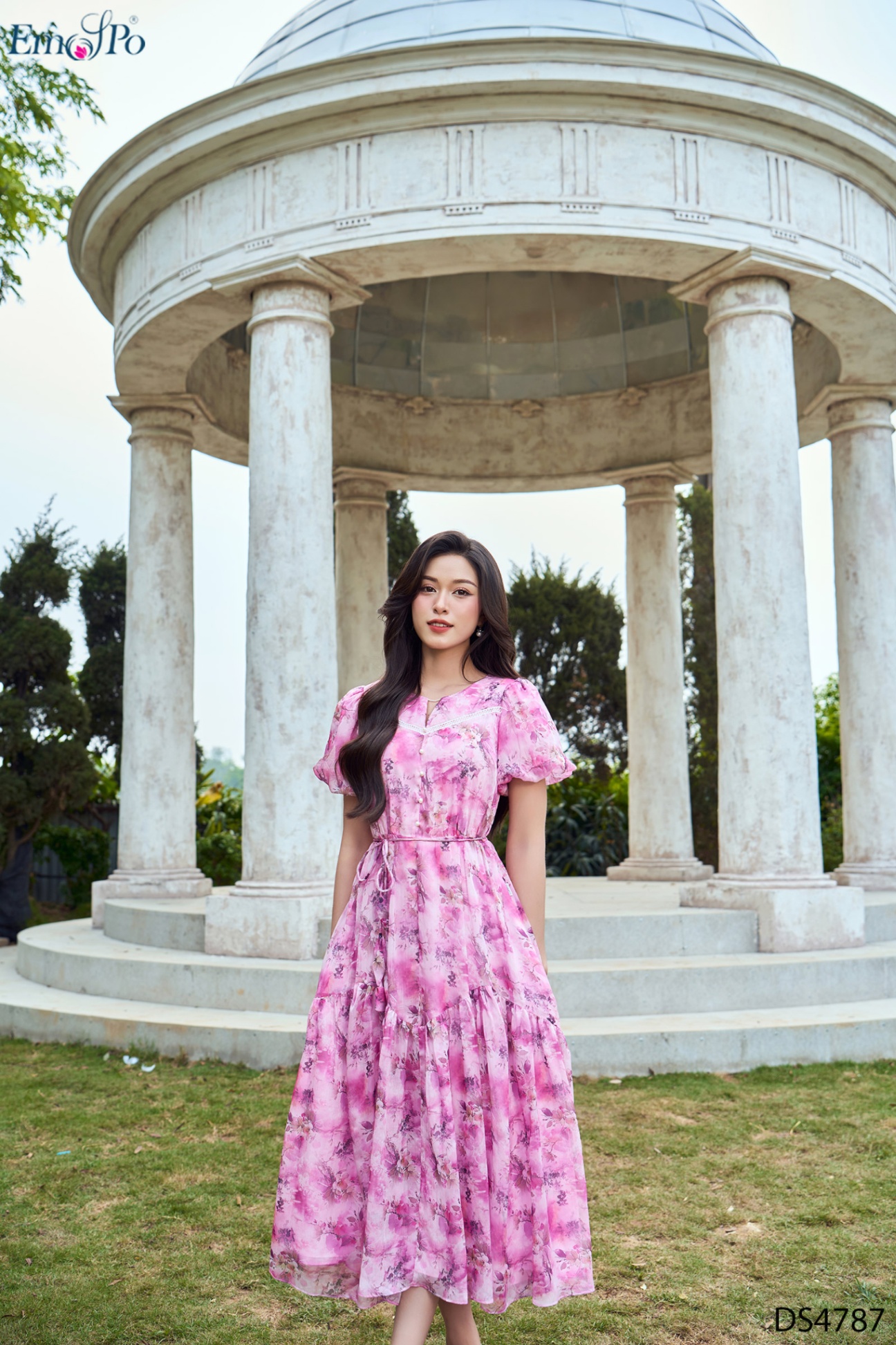 Đầm xòe, cổ tròn khoét V, trang trí ren, đính hàng cúc, dây đai rời