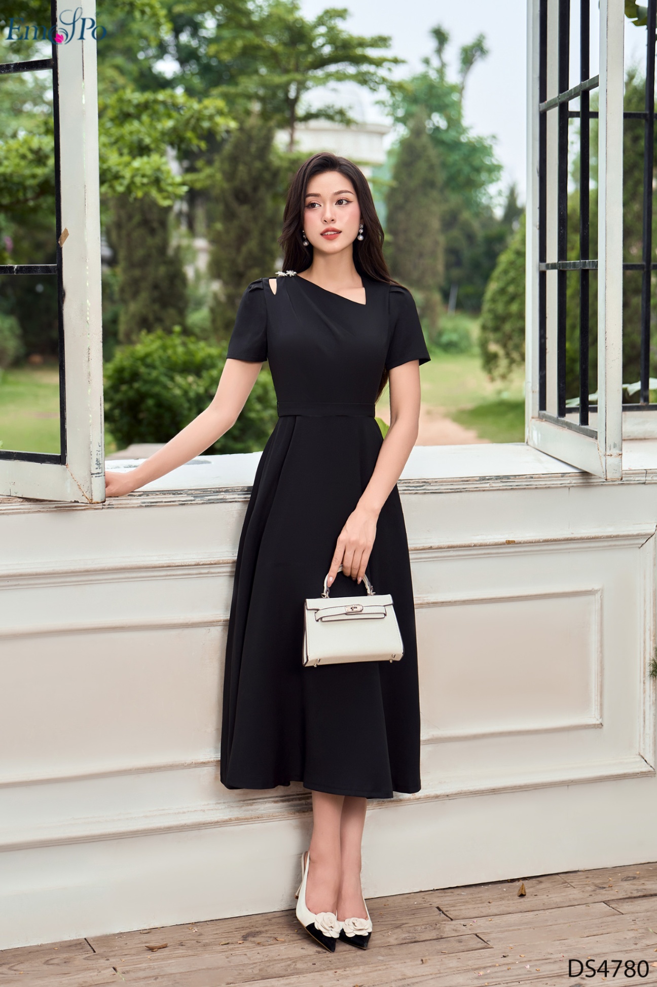 Đầm xòe, cổ tim chéo lệch, khoét vai 1 bên đính đá, đai rời