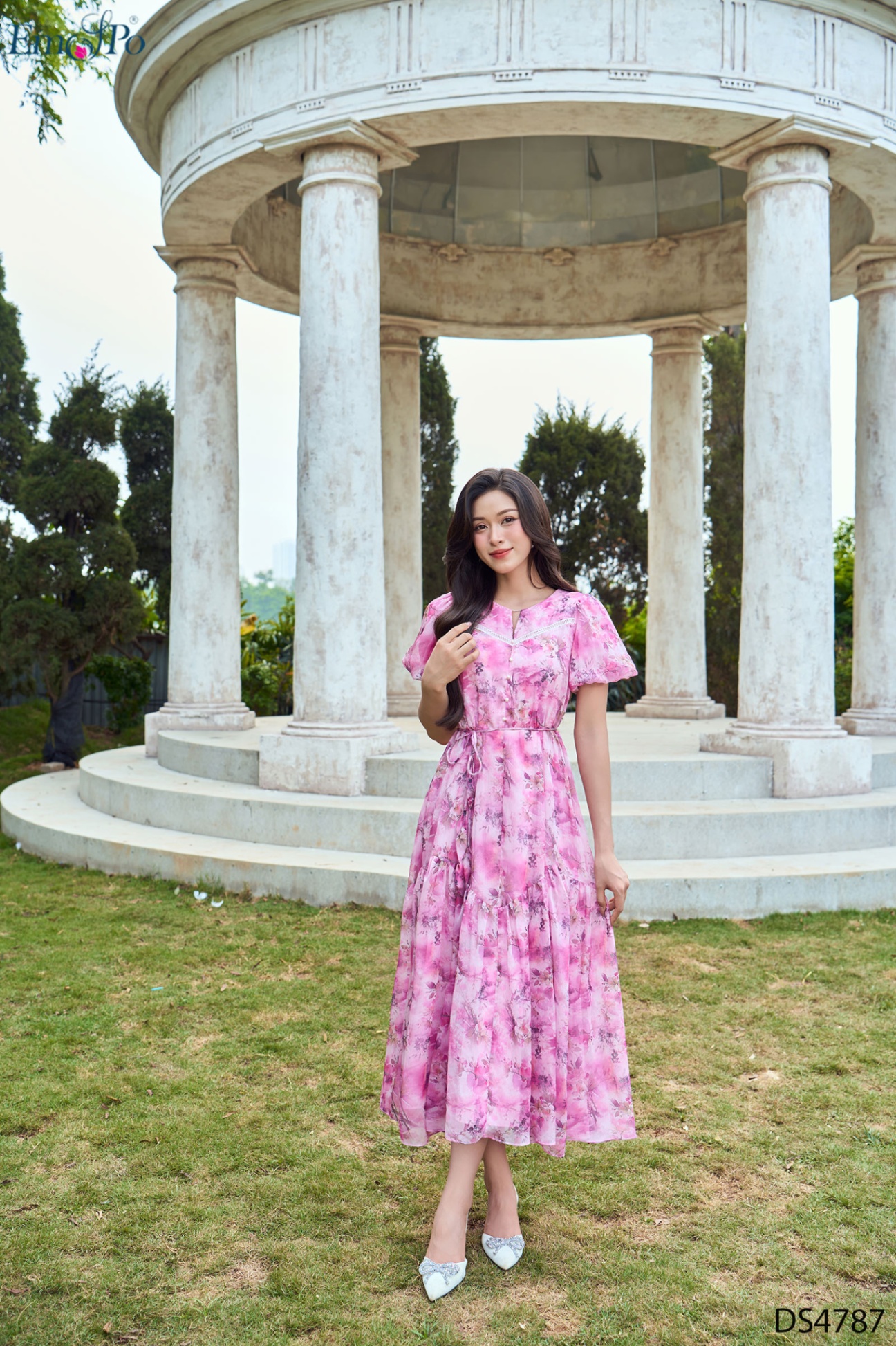 Đầm xòe, cổ tròn khoét V, trang trí ren, đính hàng cúc, dây đai rời