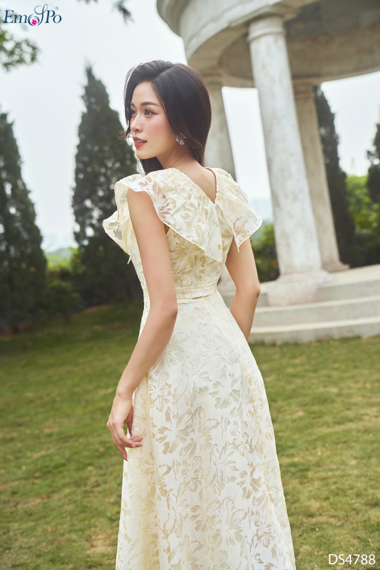 Đầm xòe, cổ tim bèo xếp ly, đai rời