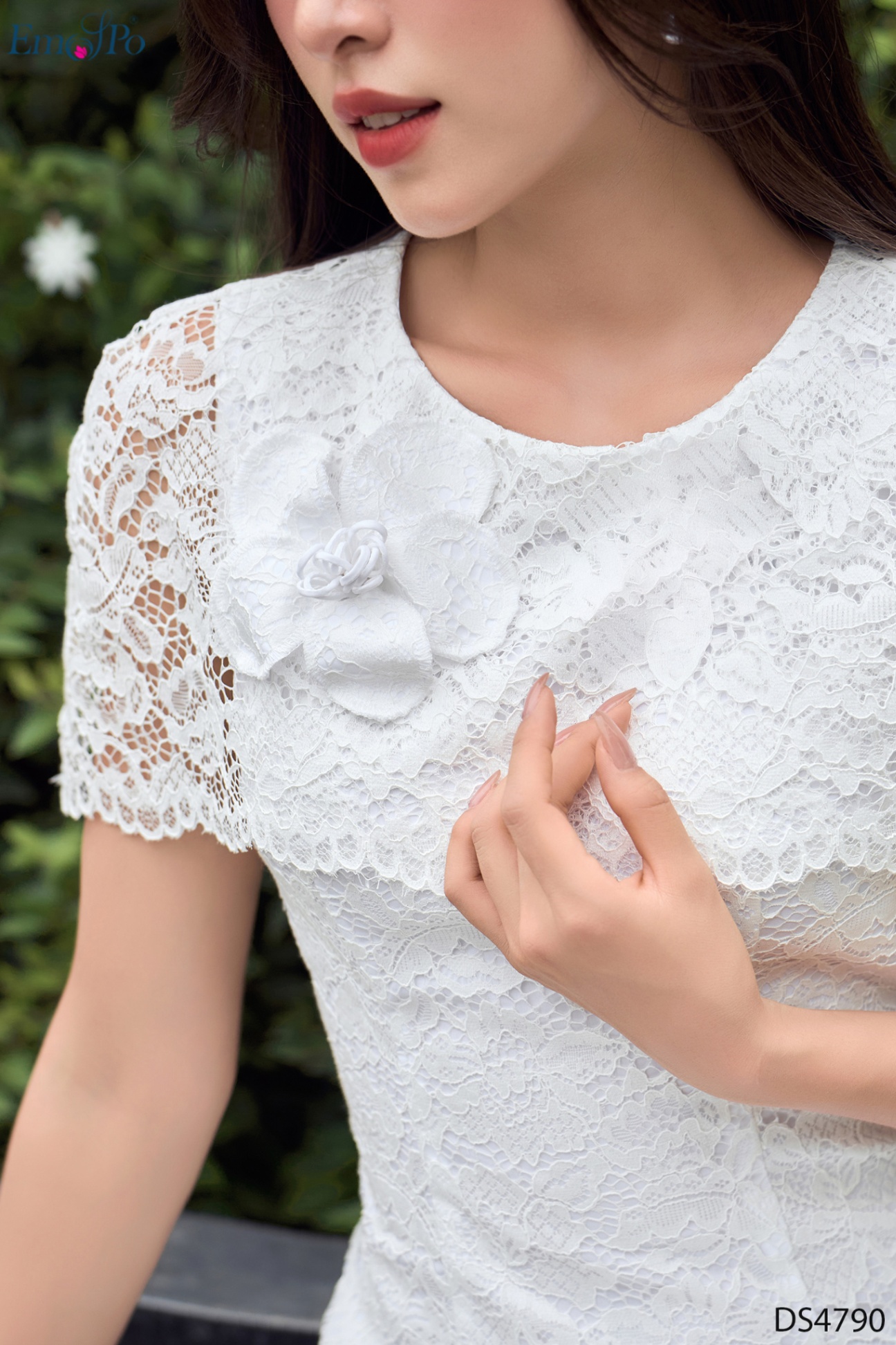 Đầm ren ôm, cổ tròn, choàng cổ đính hoa