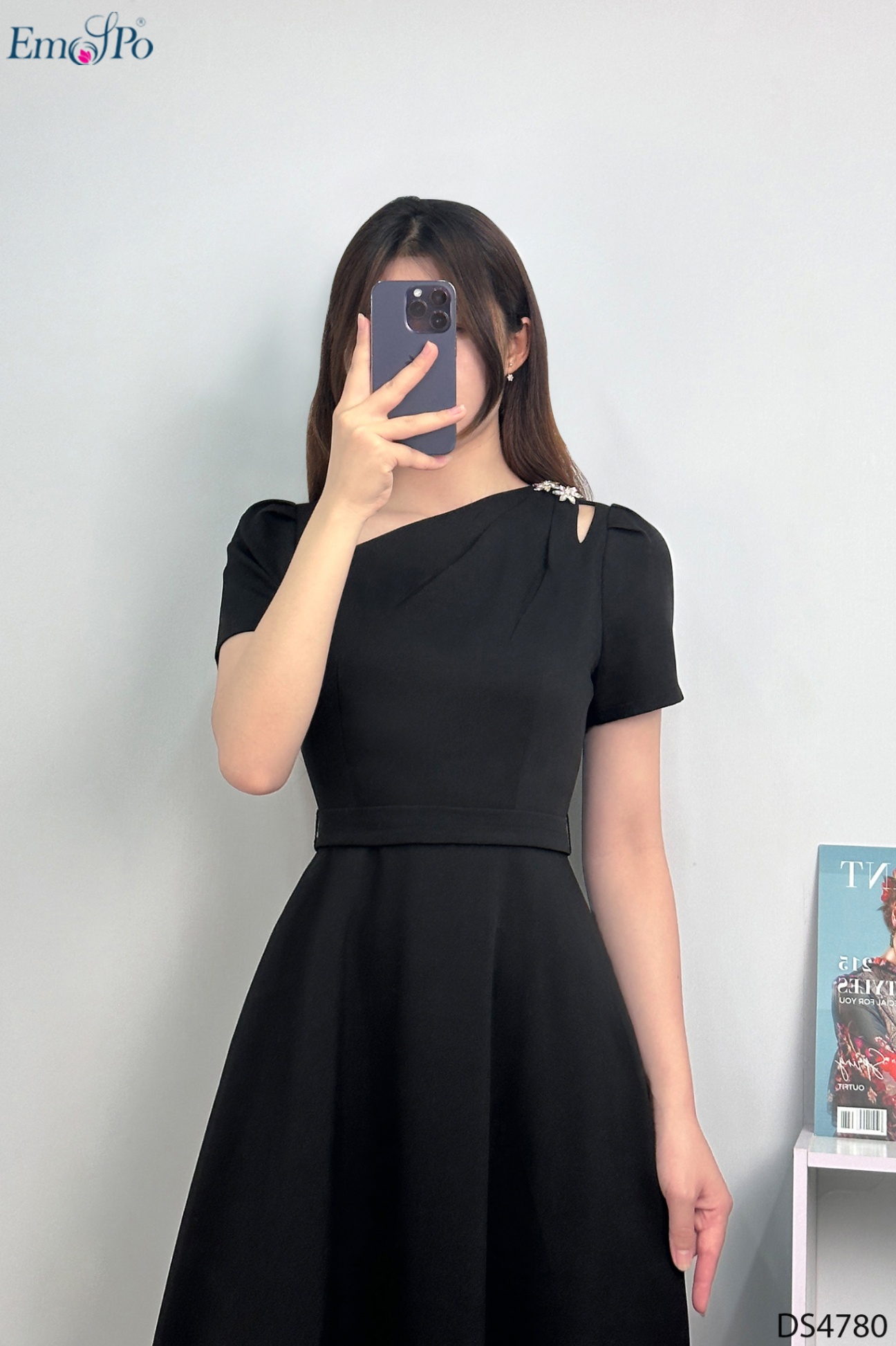 Đầm xòe, cổ tim chéo lệch, khoét vai 1 bên đính đá, đai rời
