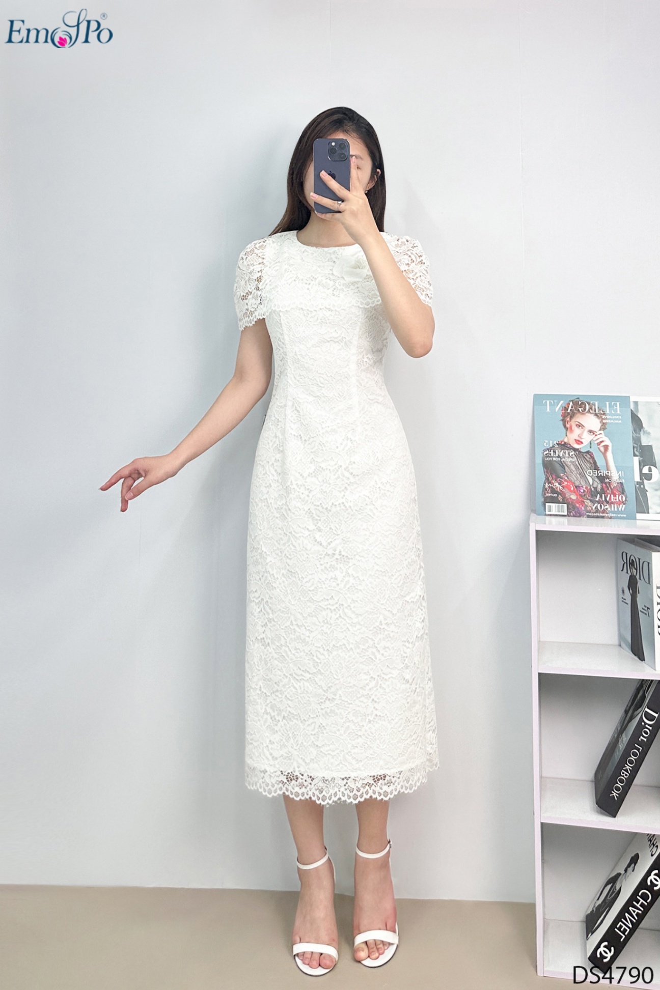 Đầm ren ôm, cổ tròn, choàng cổ đính hoa