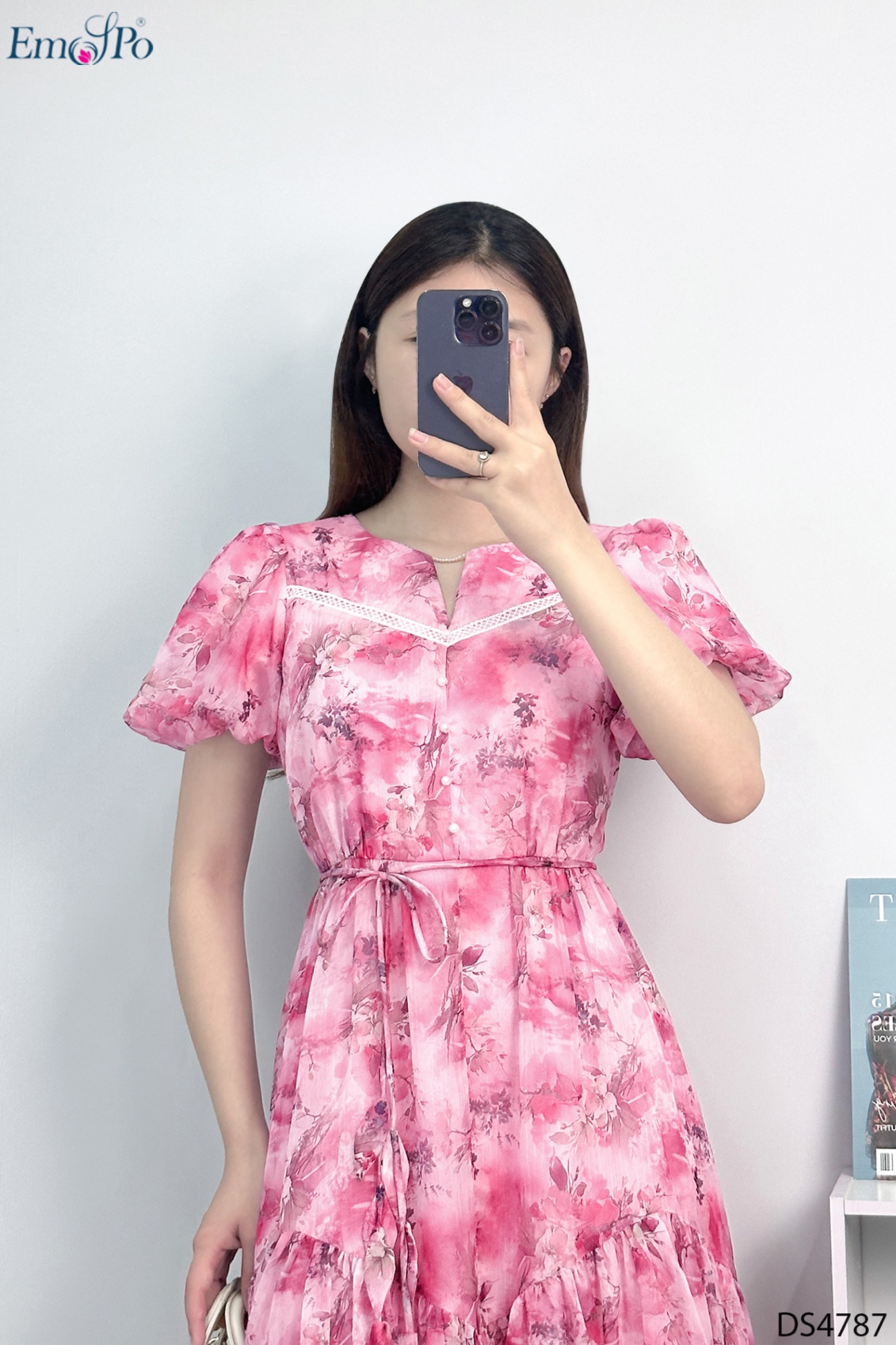 Đầm xòe, cổ tròn khoét V, trang trí ren, đính hàng cúc, dây đai rời